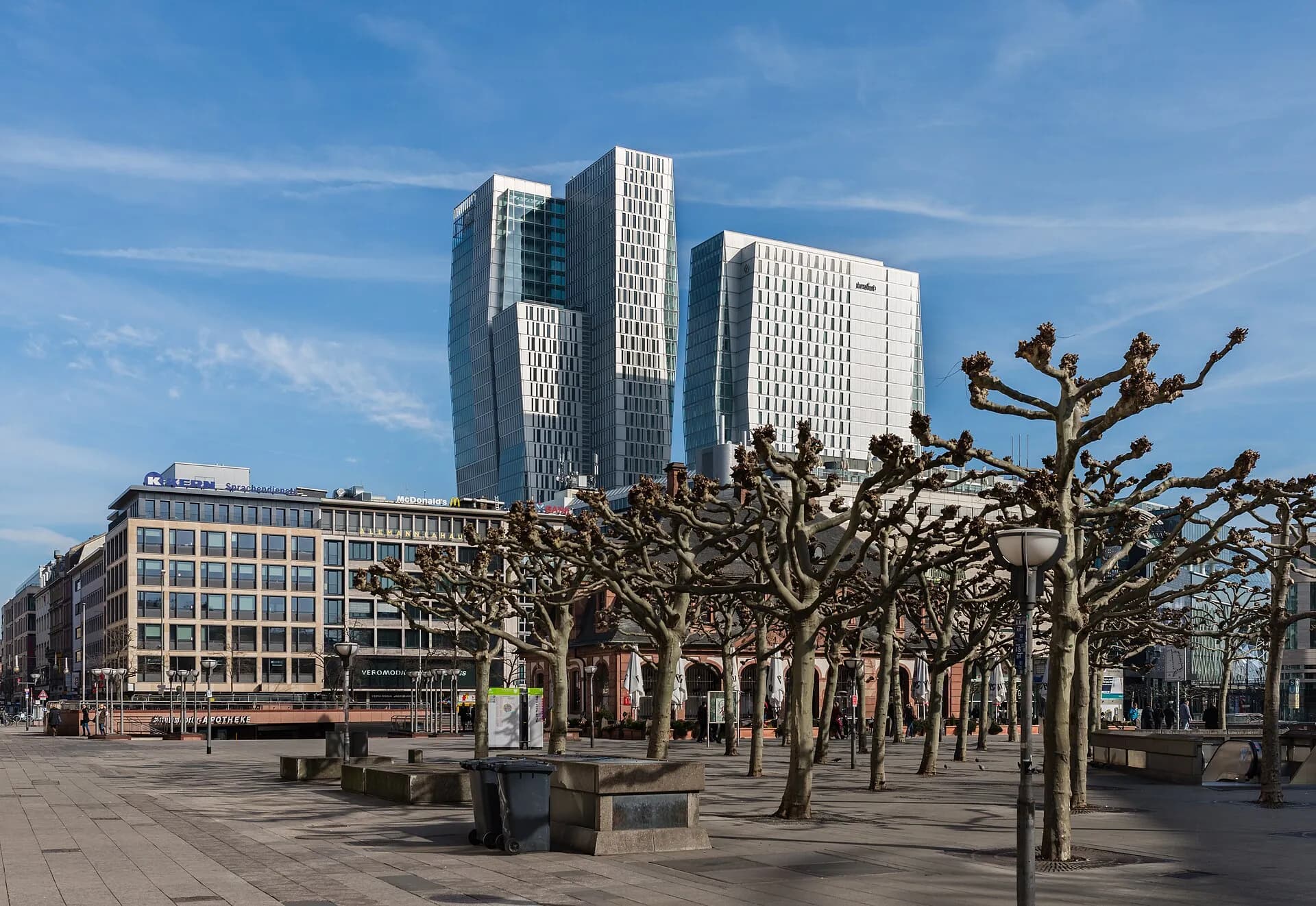 Hauptwache mit Hochhäusern im Hintergrund