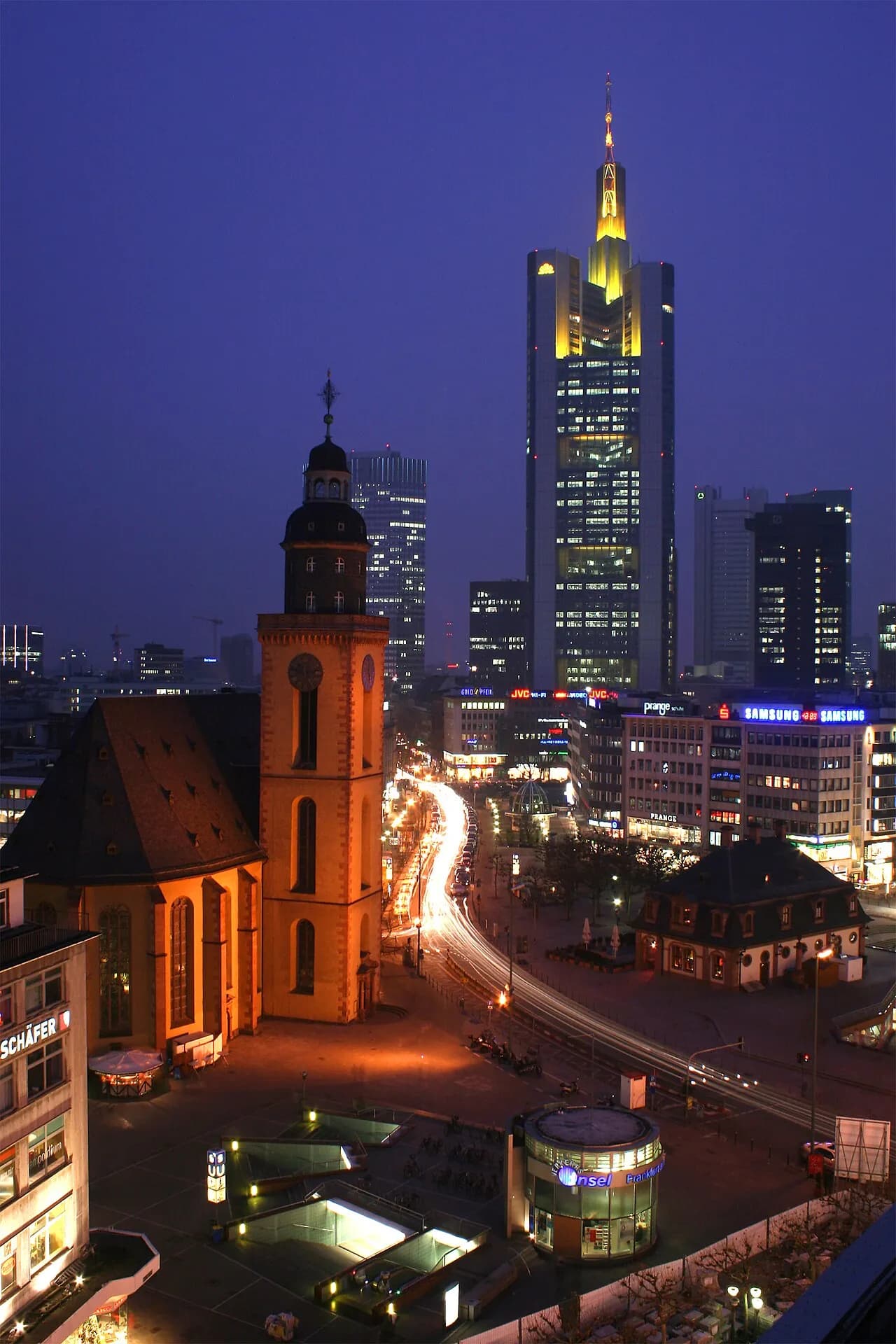 Hauptwache mit Katharinenkirche bei Nacht in Frankfurt