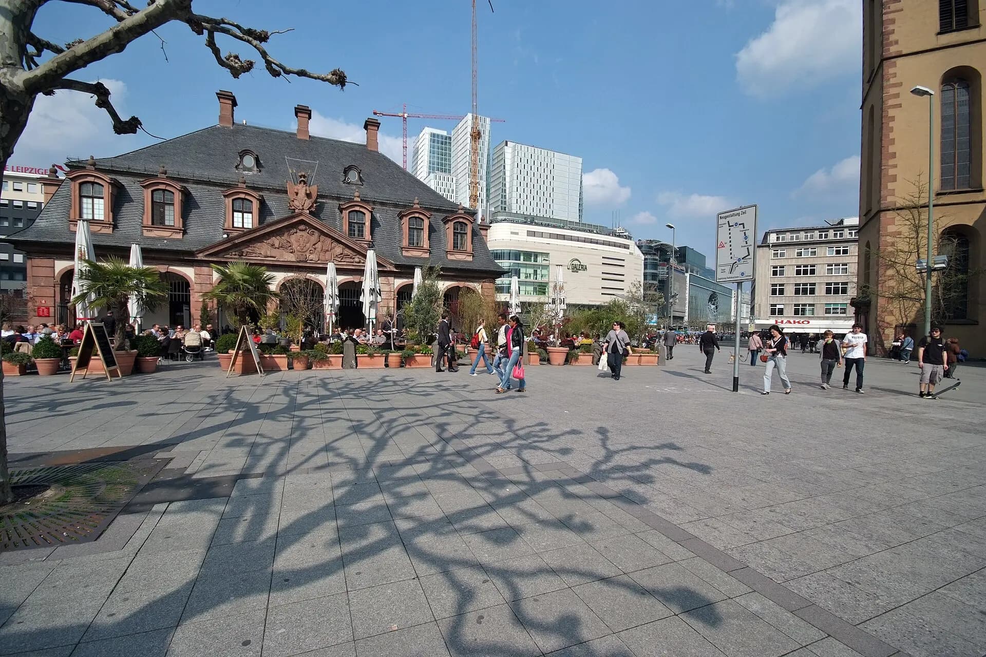 Platz an der Hauptwache mit Wachgebäude und Katharinenkirche