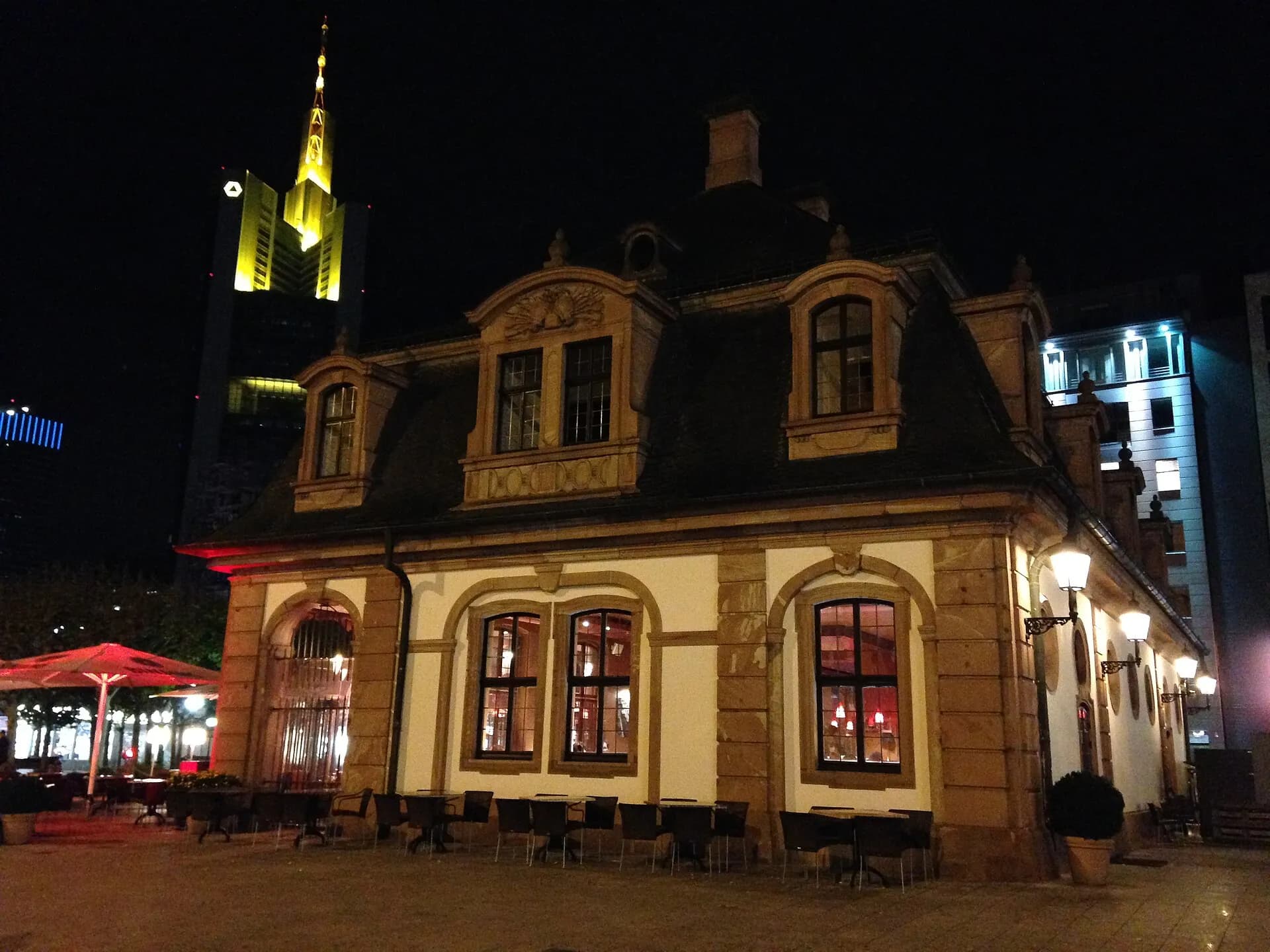 Beleuchtetes Wachgebäude an der Hauptwache am Abend
