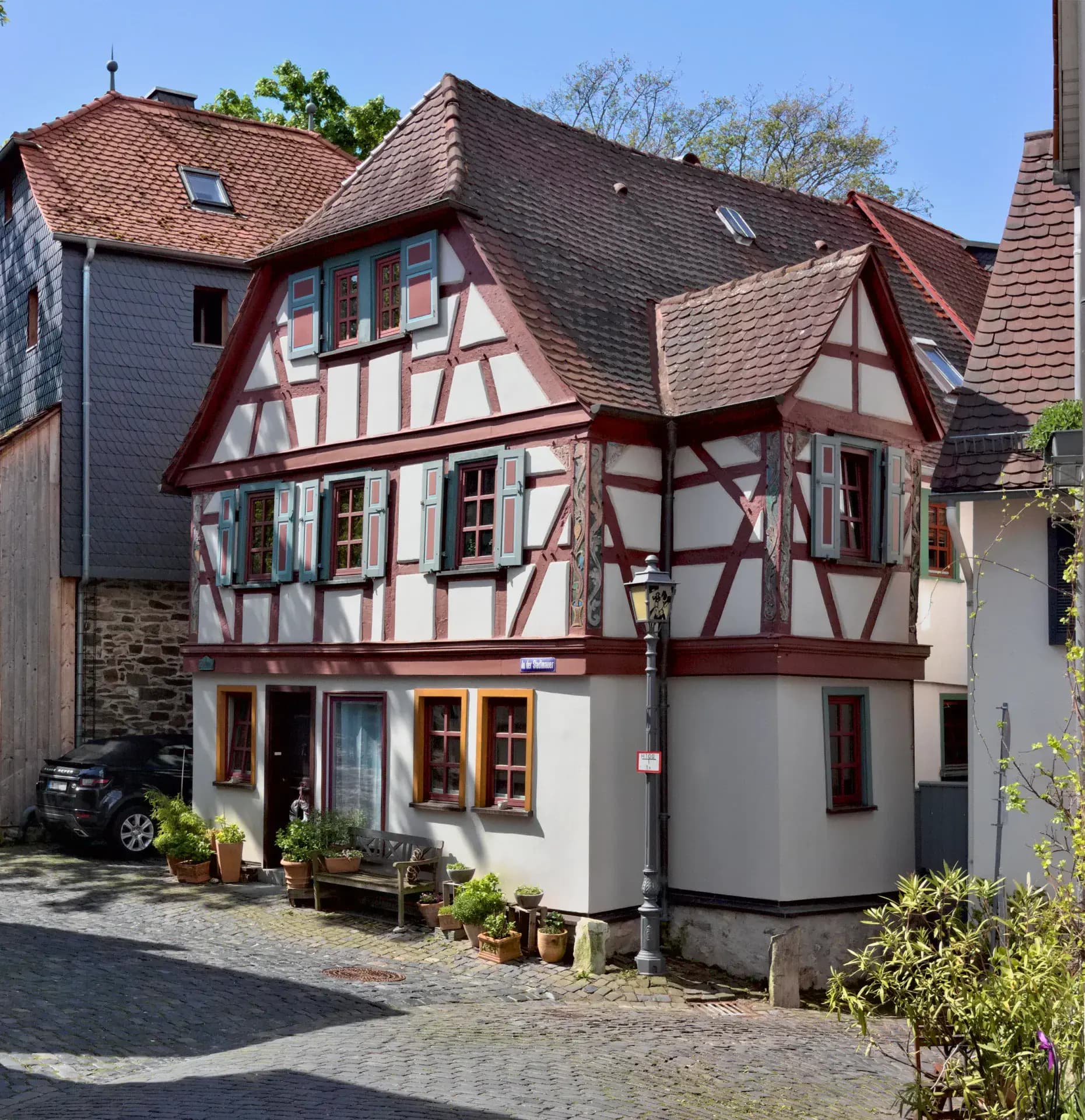 Fachwerkhaus An der Stadtmauer 2 mit Eckerker in Kronberg im Taunus