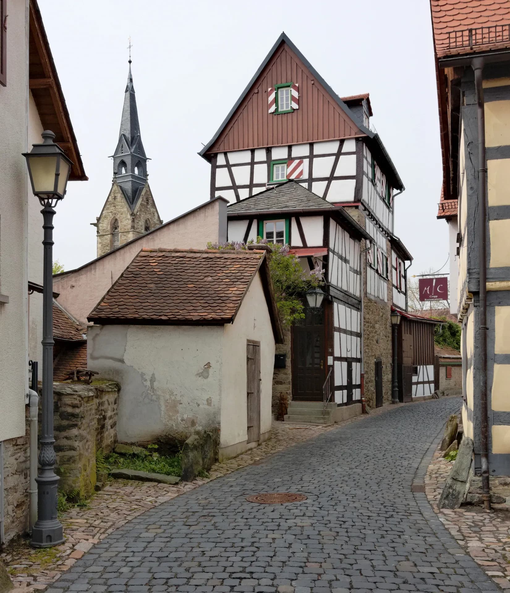 Fachwerkhaus An der Stadtmauer 6 mit Blick zur Johanniskirche in Kronberg im Taunus