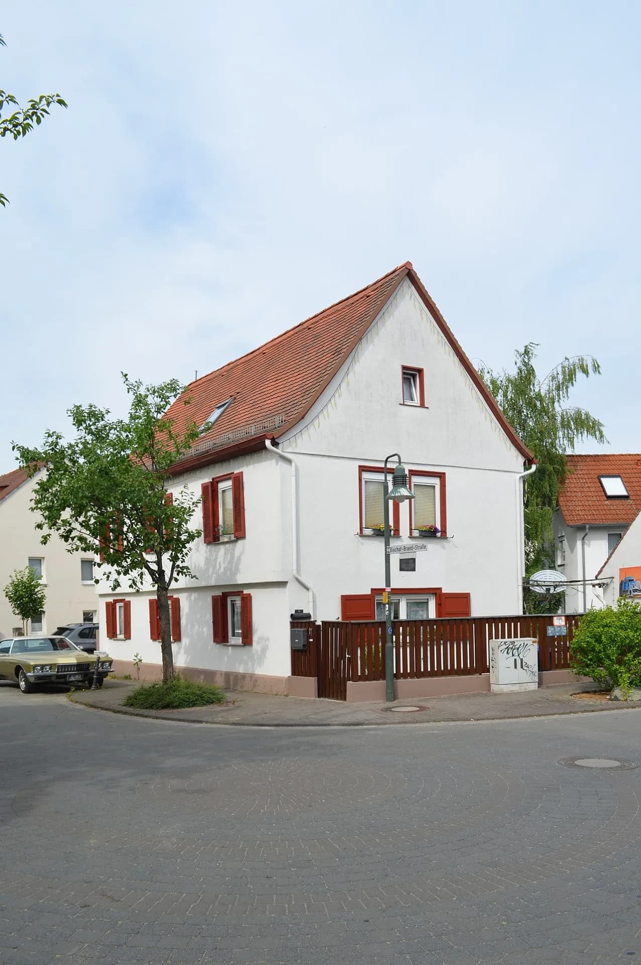 Wohnhaus in der Bischof-Brand-Straße 1 an der Straßenecke in Oberursel-Weißkirchen
