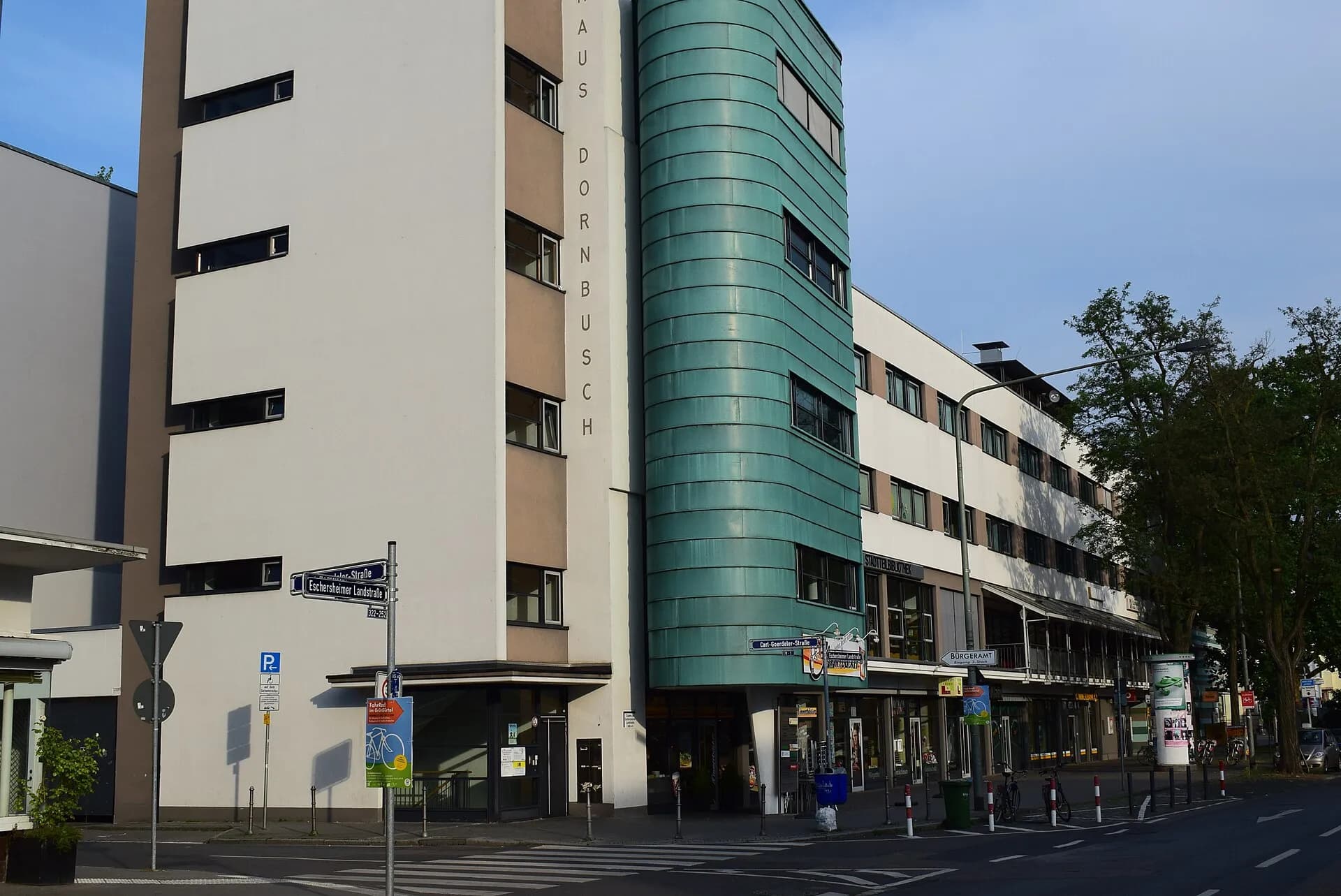 Haus Dornbusch an der Straßenecke in Frankfurt Dornbusch