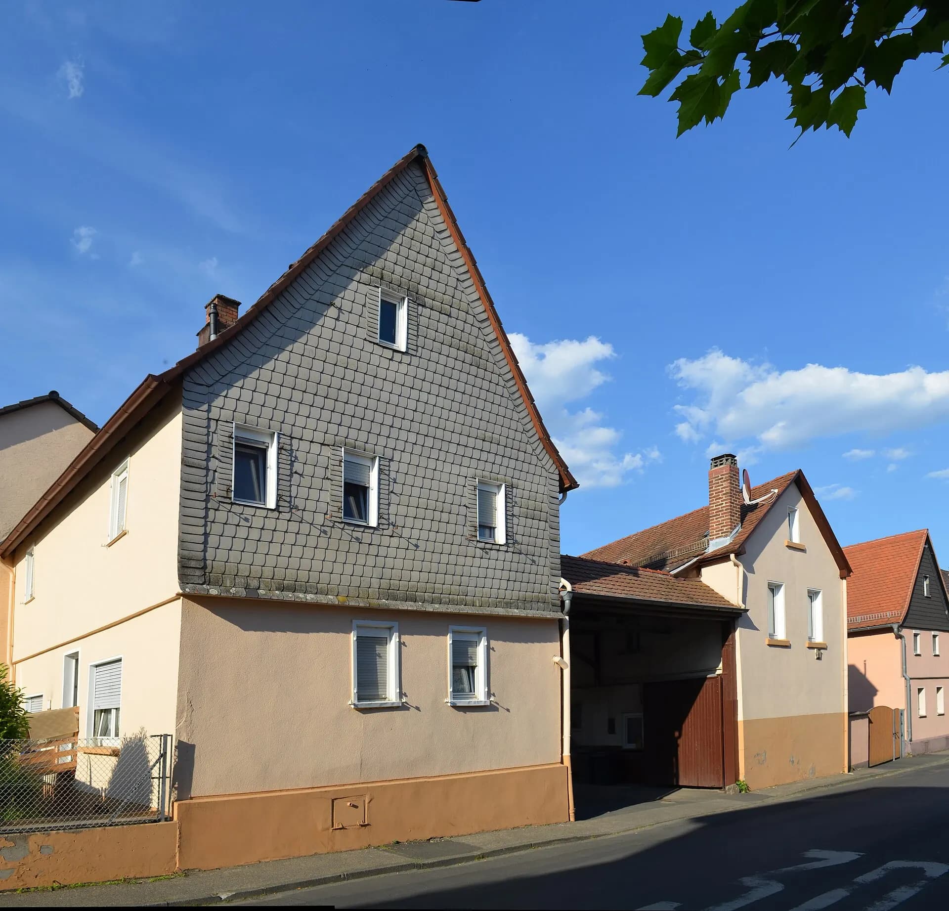 Wohnhaus mit Schieferverkleidung in der Langen Straße 74 in Oberursel-Bommersheim