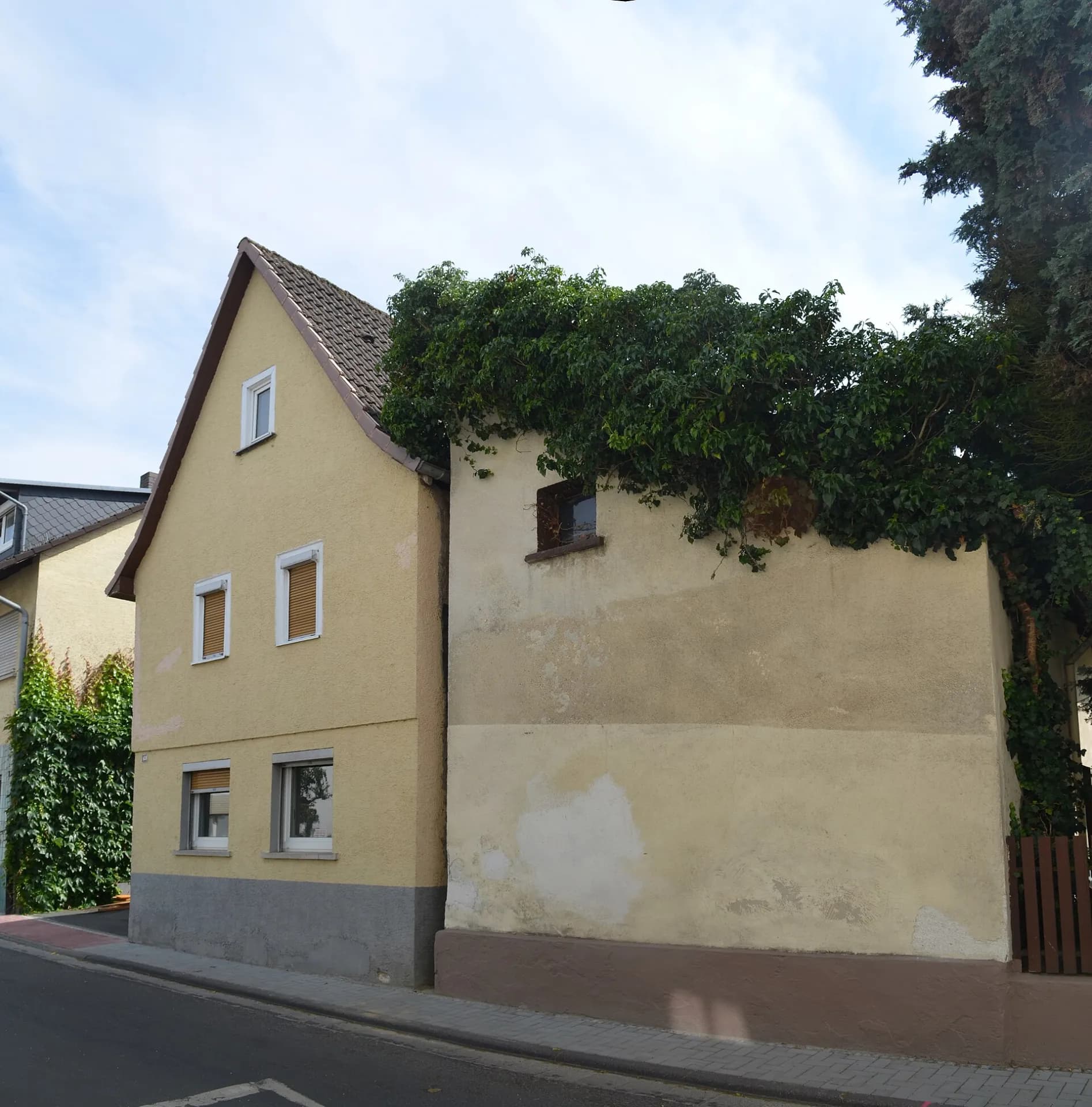 Wohnhaus in der Urselbachstraße 69 mit begrünter Giebelwand in Oberursel-Weißkirchen