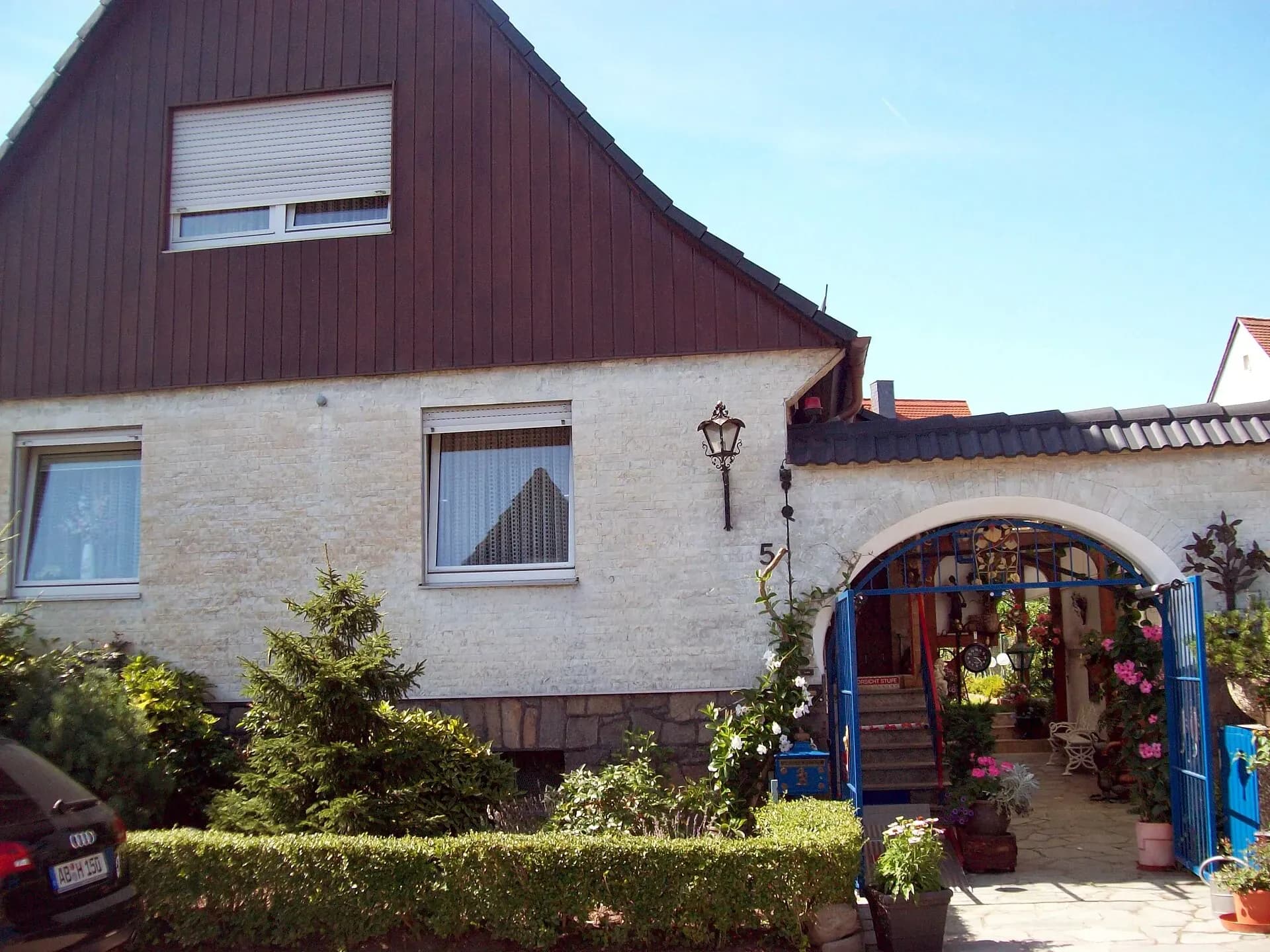 Blumengeschmückter Hauseingang in der Dankwartstraße in der Obernauer Kolonie in Aschaffenburg