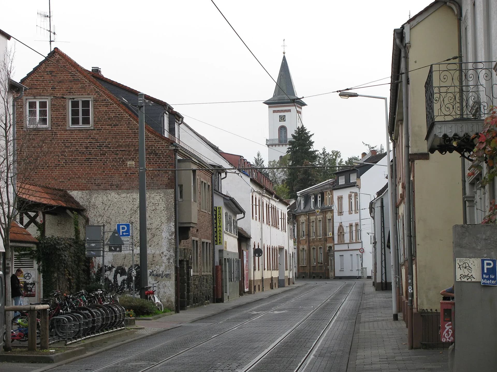 Blick über die Heidelberger Landstraße zum Kirchturm in Darmstadt-Eberstadt