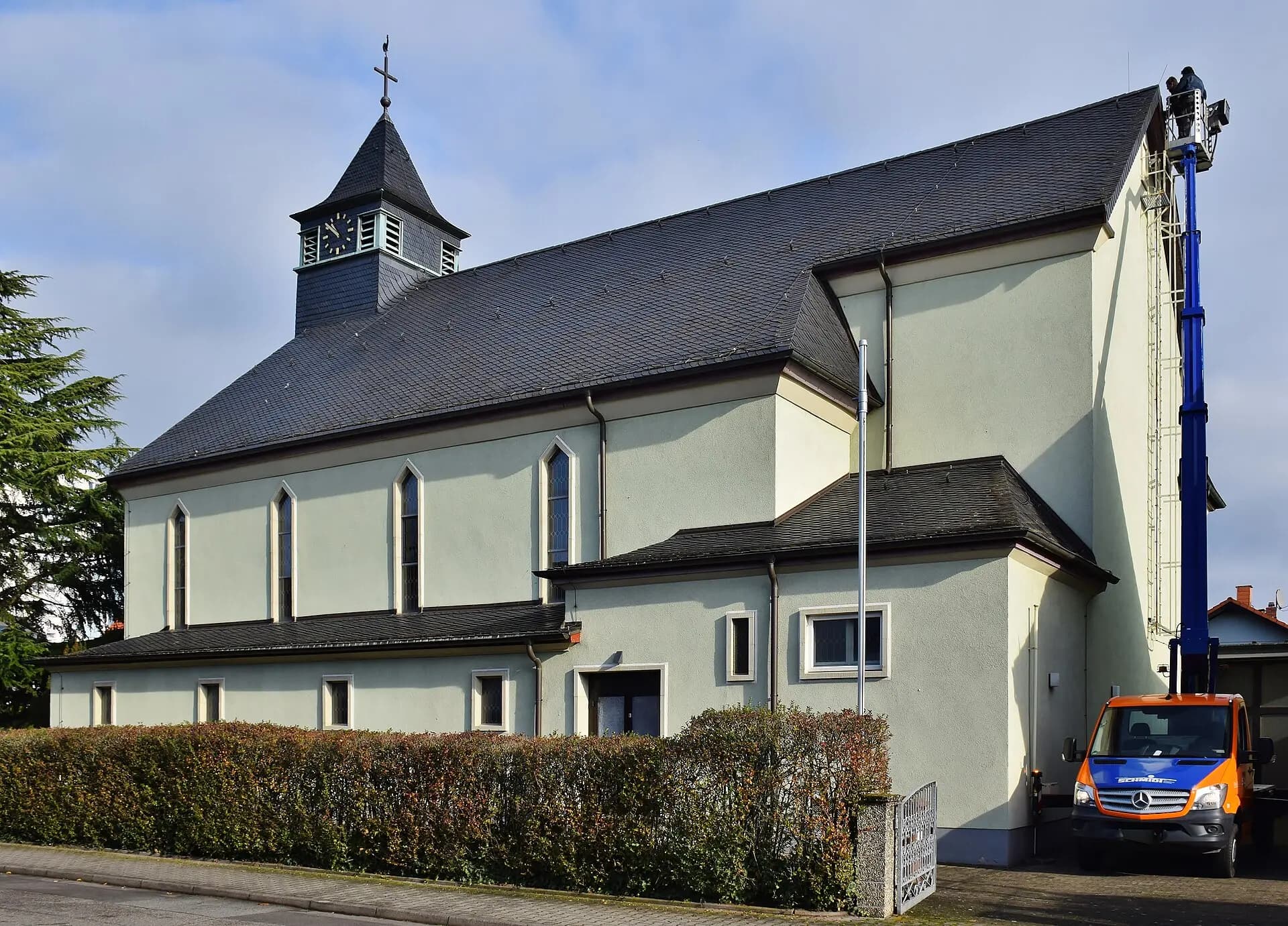 Heilig-Geist-Kirche von der Seite in Raunheim