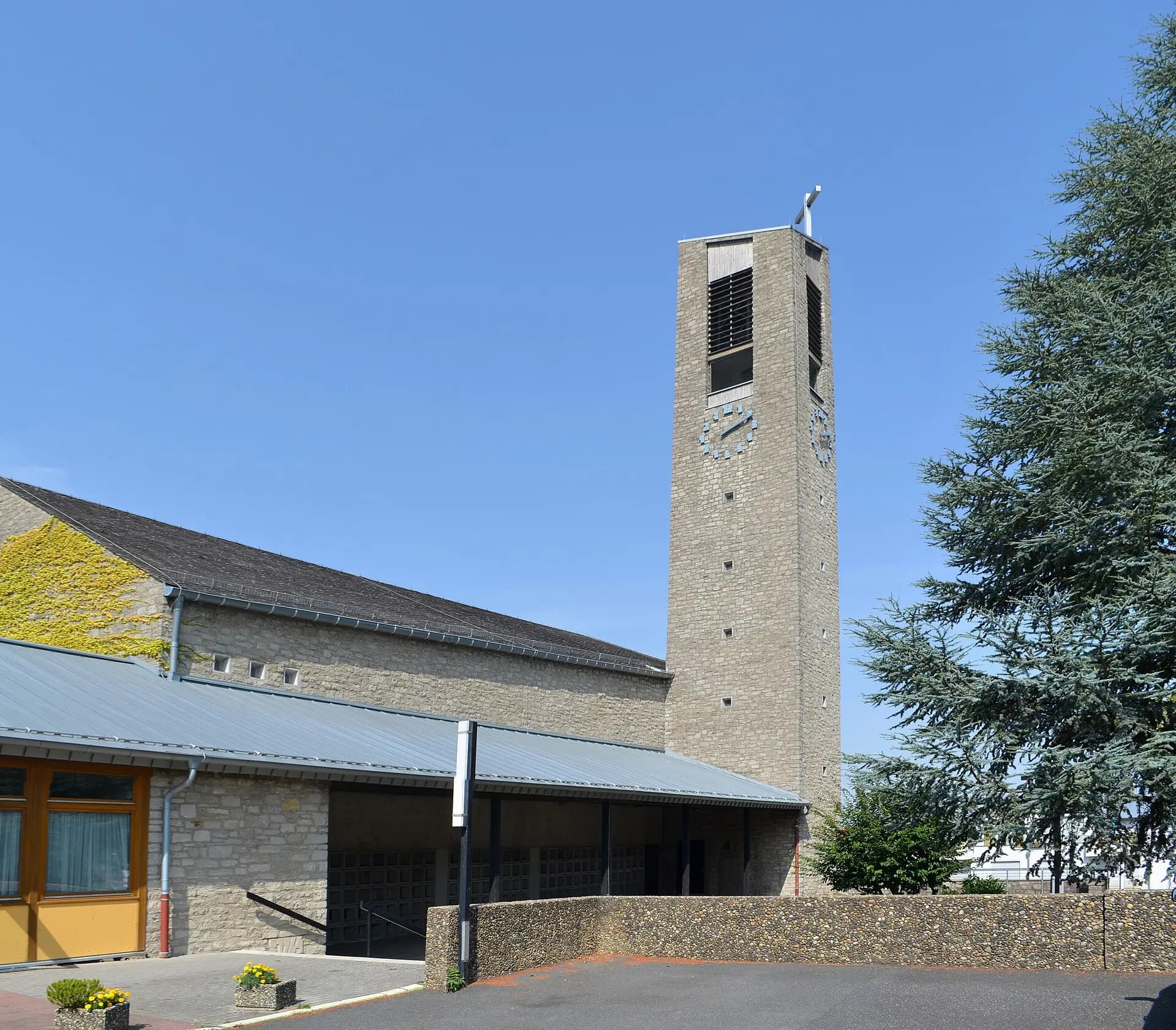Heilig-Geist-Kirche von der Seite im Stadtteil Heilsberg in Bad Vilbel