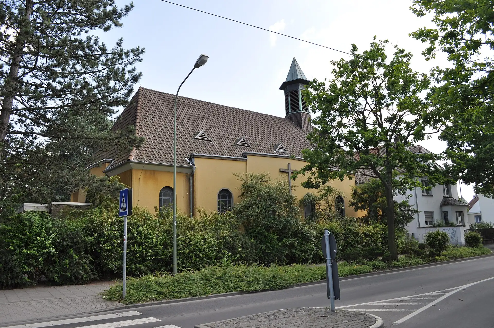 Heilig-Geist-Kirche von der Straßenseite in Offenbach-Rumpenheim