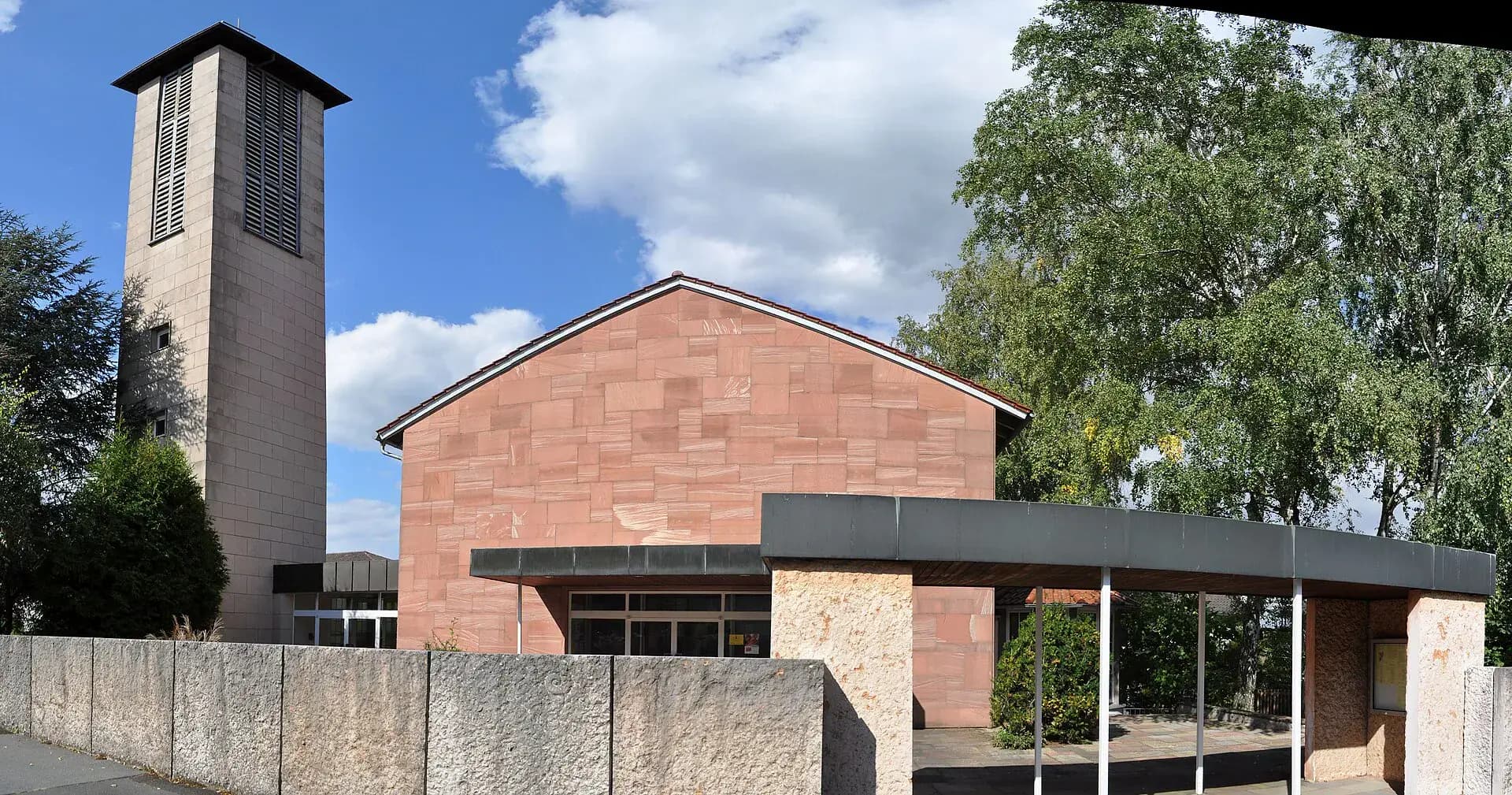 Kirchenensemble Heilig Kreuz mit Vorplatz in Bad Homburg-Gonzenheim