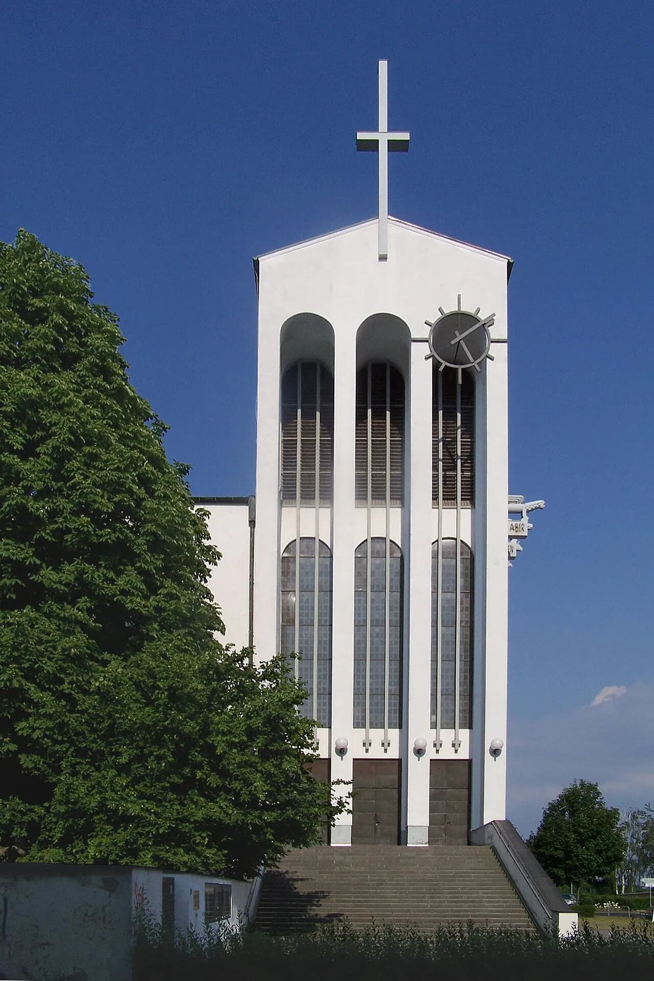 Glockenturm der Heilig-Kreuz-Kirche in Frankfurt Bornheim