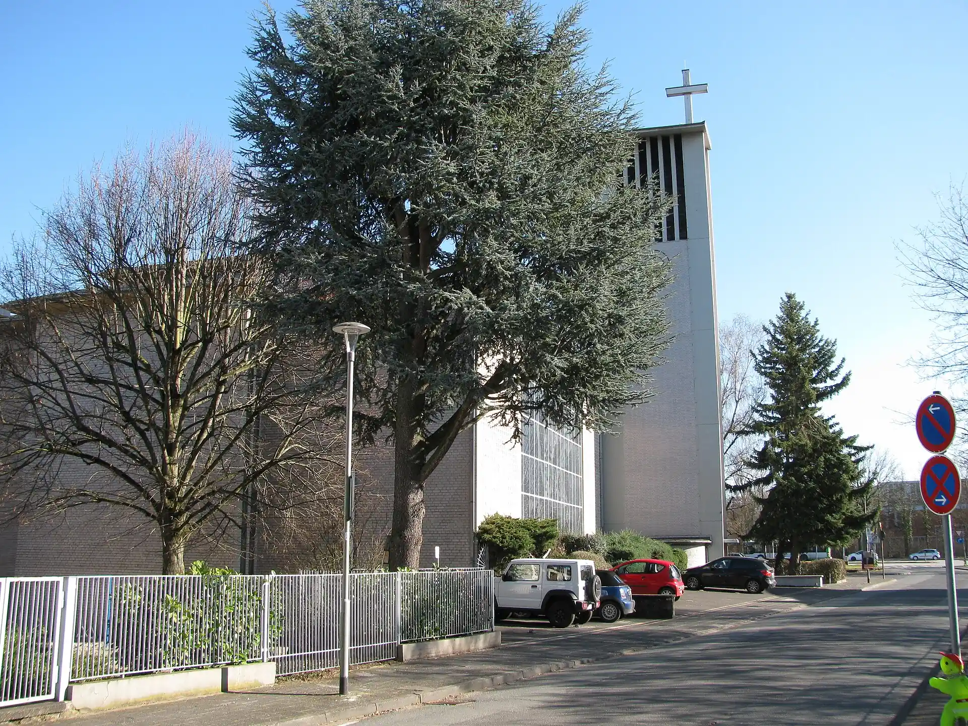 Heilig-Kreuz-Kirche an der Straße Am Wiesengrund in Offenbach-Waldheim