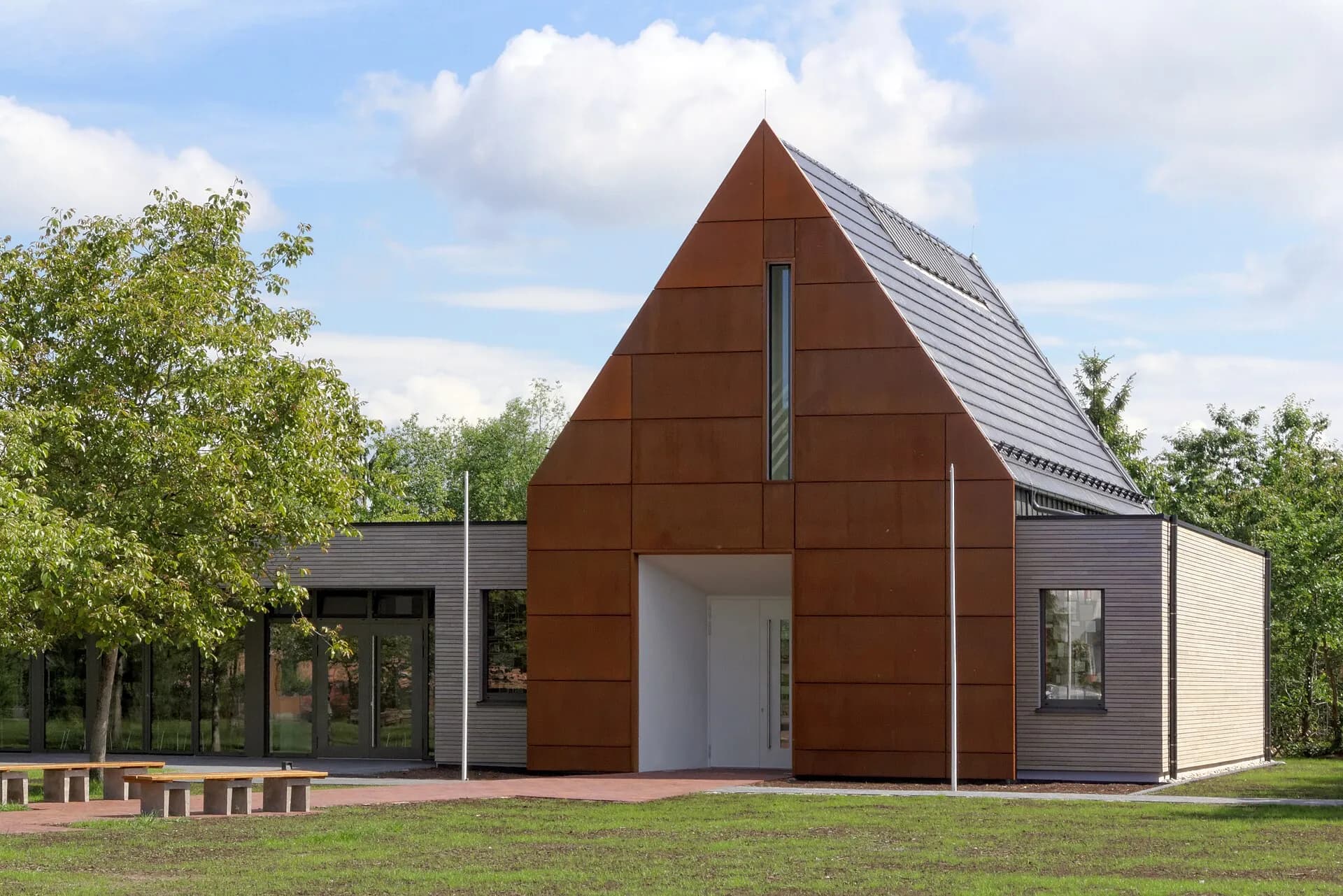 Giebelseite der Heilig-Kreuz-Kirche in Rollwald, Rodgau-Nieder-Roden