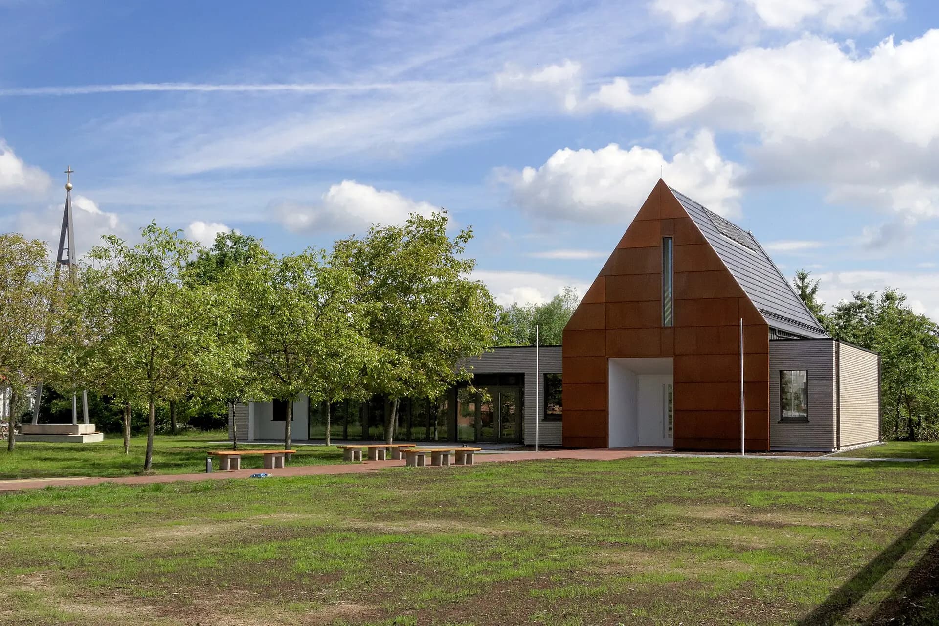 Heilig-Kreuz-Kirche mit Gemeindesaal in Rollwald, Rodgau-Nieder-Roden