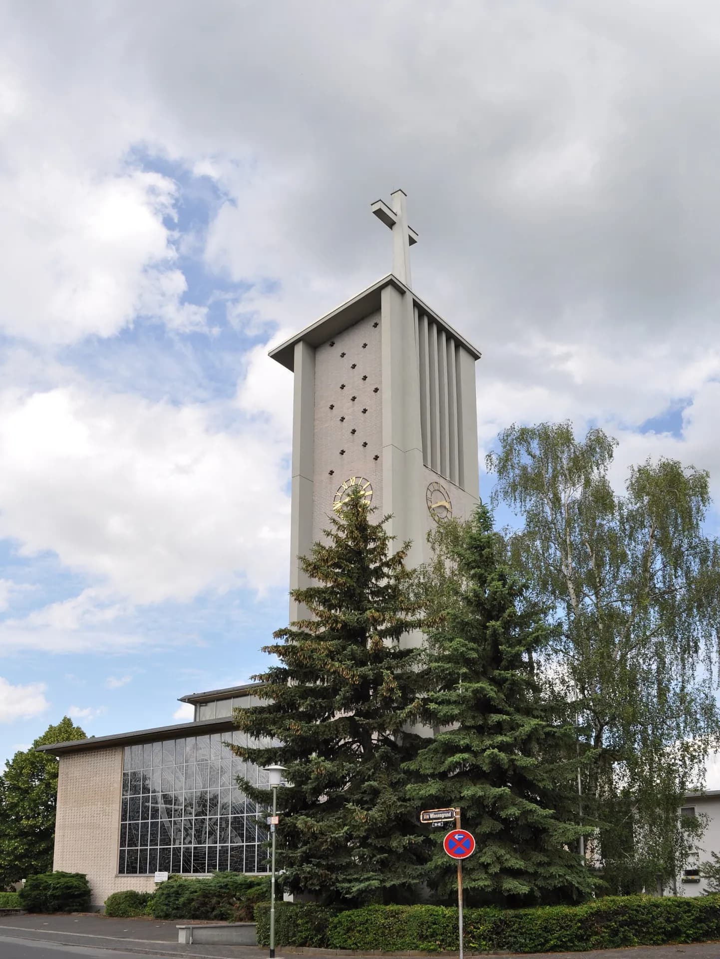 Heilig-Kreuz-Kirche von der Straßenseite in Offenbach-Waldheim