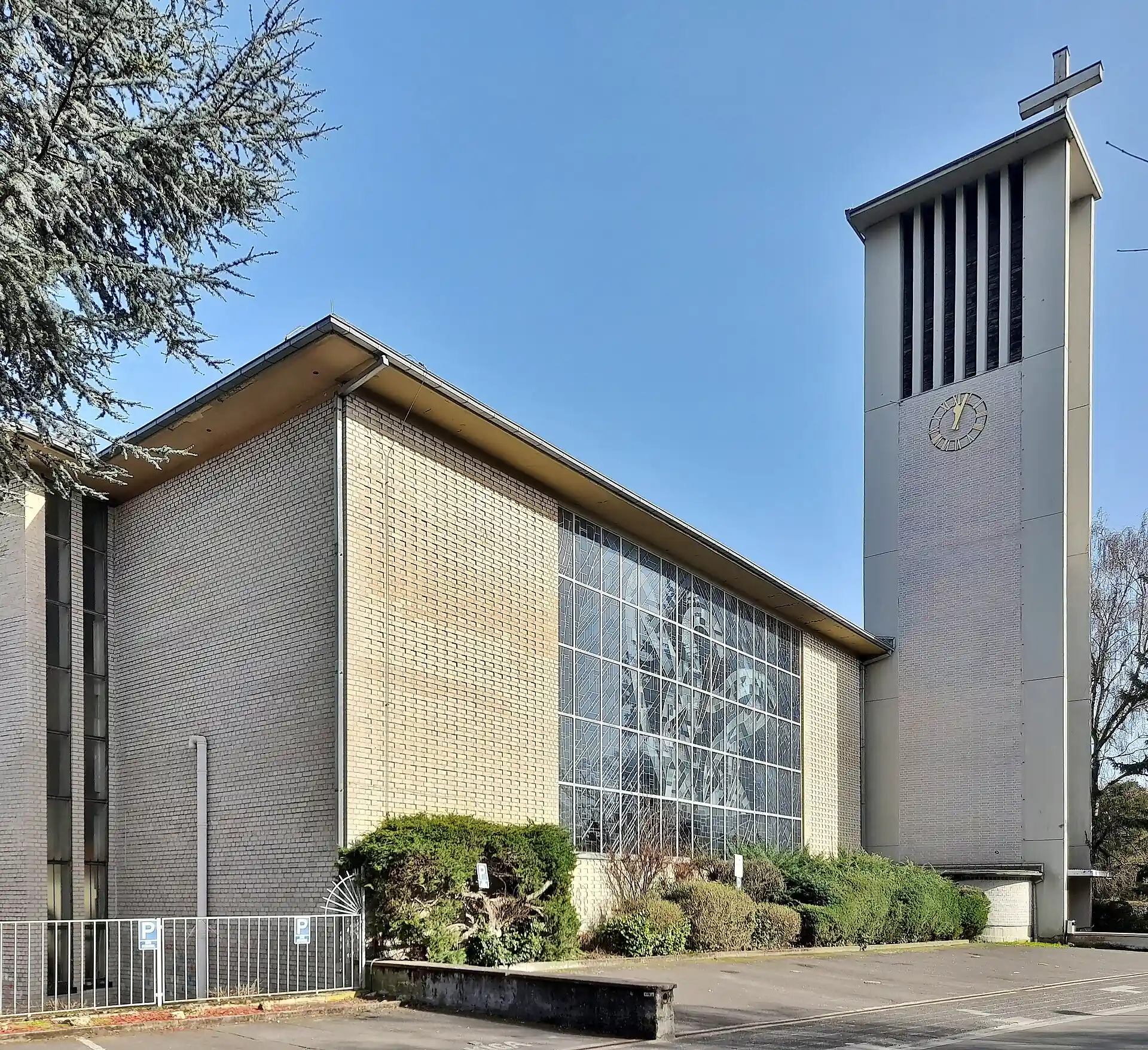 Heilig-Kreuz-Kirche in Offenbach-Waldheim