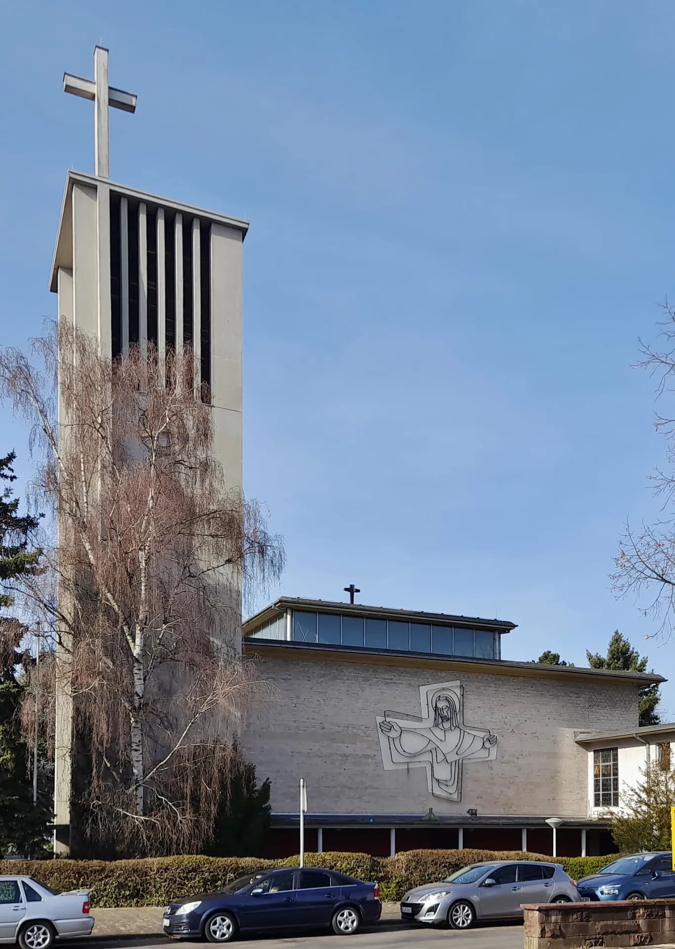 Kirchturm von Heilig Kreuz in Offenbach-Waldheim