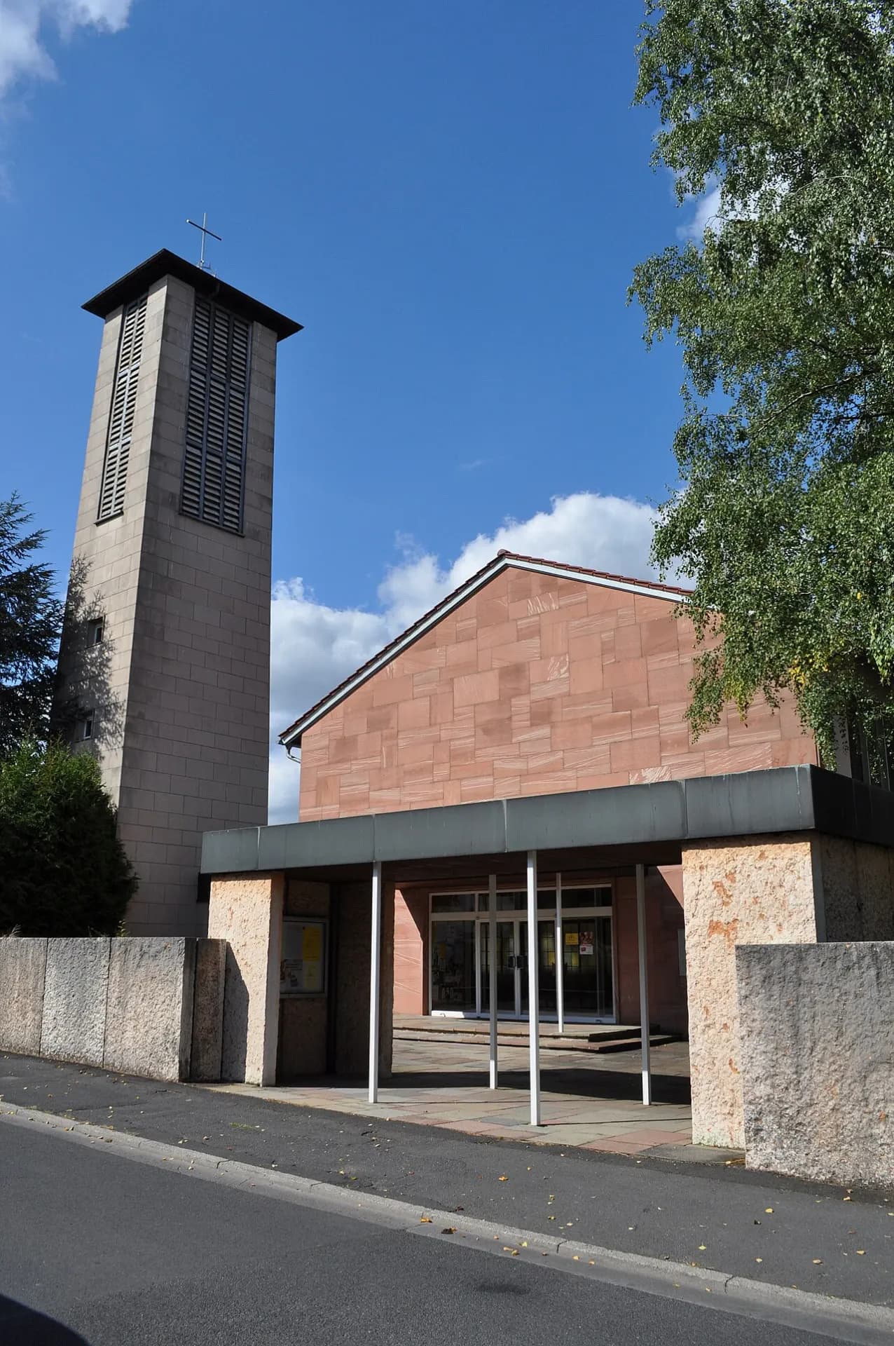Straßenansicht der Kirche Heilig Kreuz in Bad Homburg-Gonzenheim