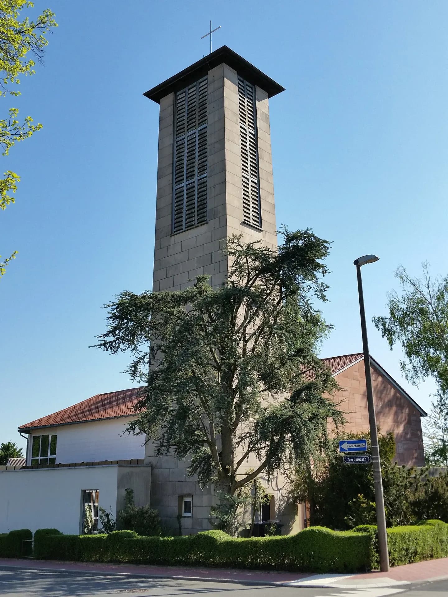 Glockenturm der Kirche Heilig Kreuz in Bad Homburg-Gonzenheim