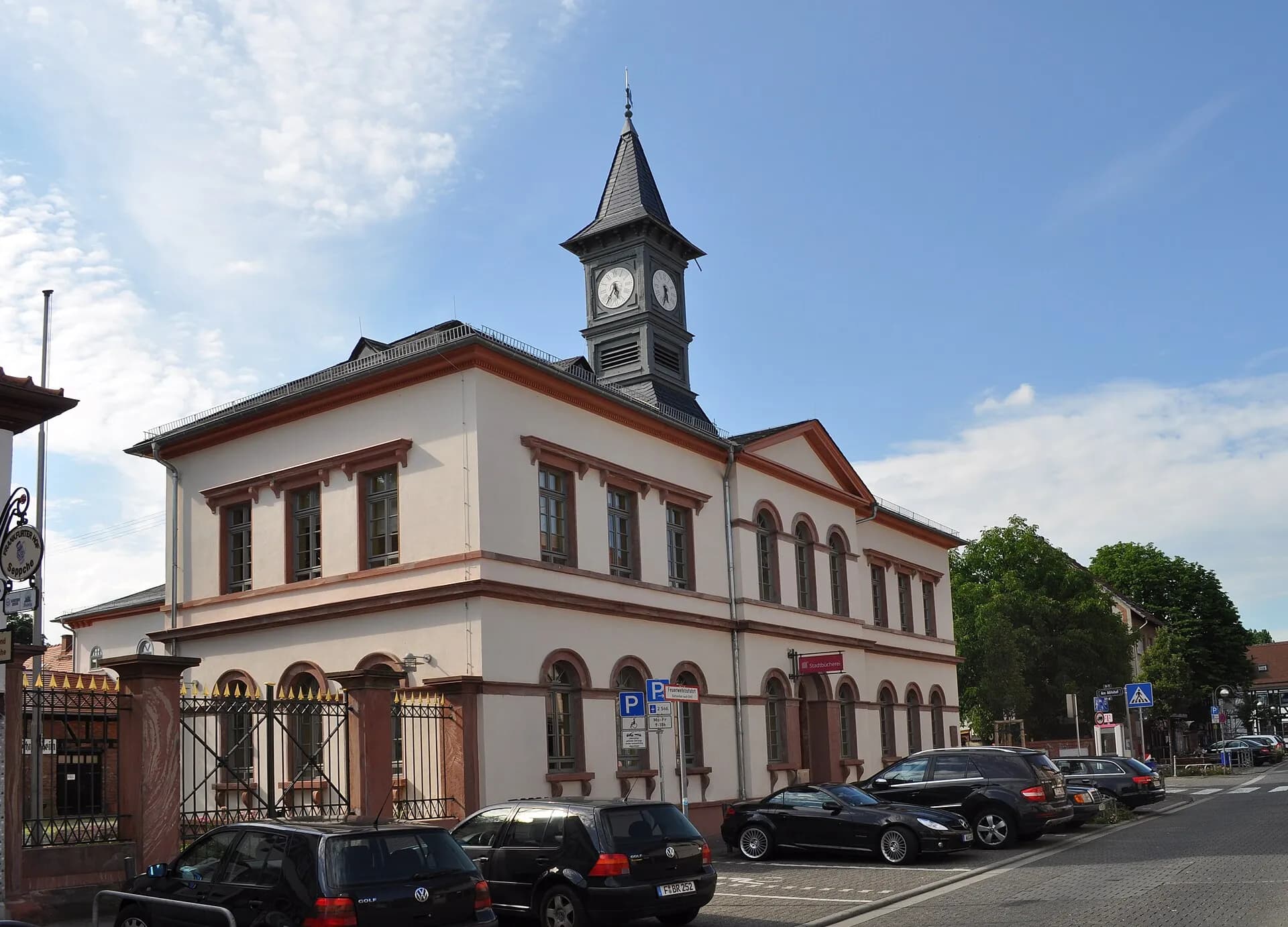 Heimatmuseum im klassizistischen Schulgebäude in Frankfurt Schwanheim