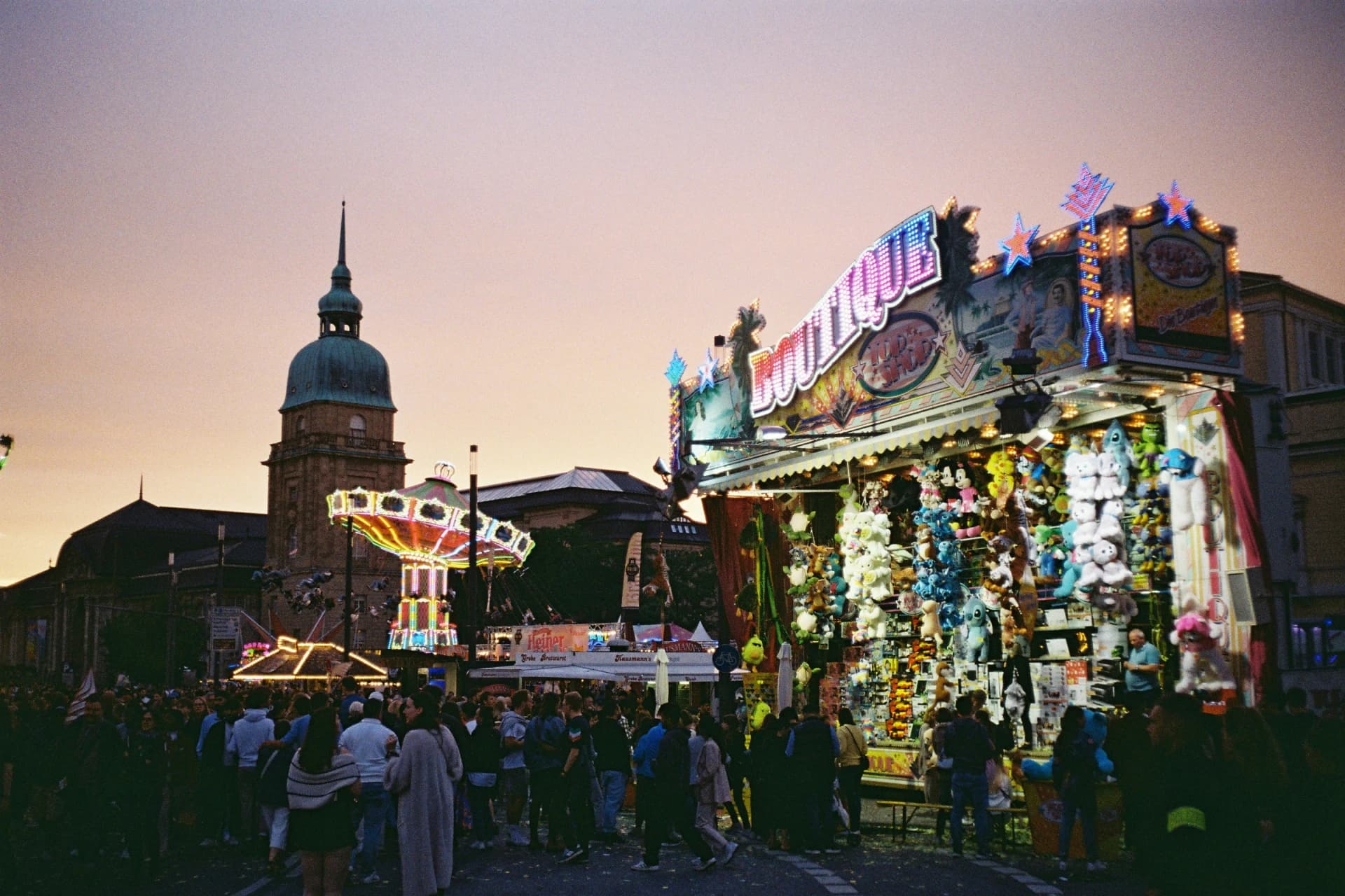 Heinerfest mit Blick auf den Schlossturm am Abend in Darmstadt