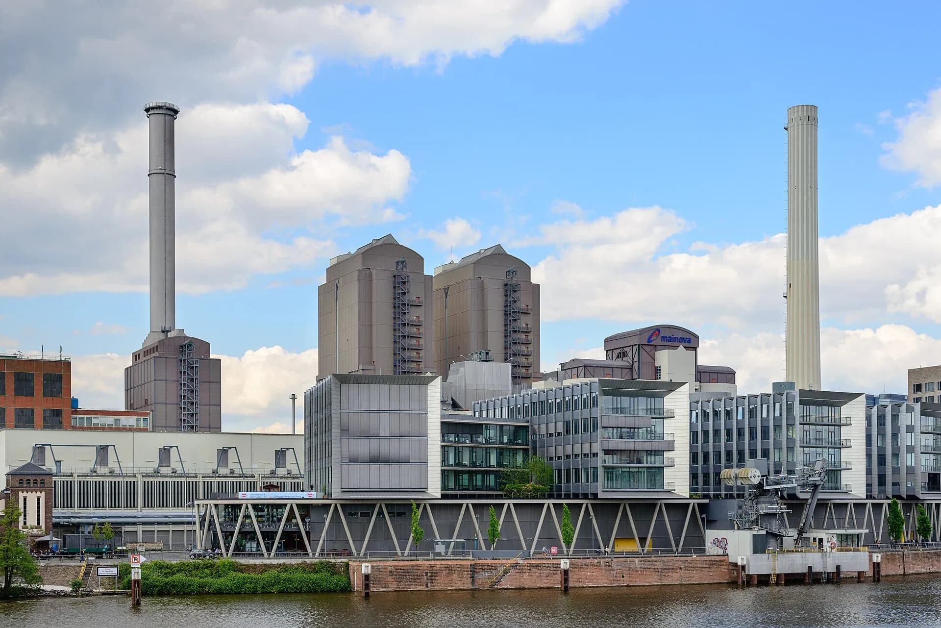 Heizkraftwerk West am Mainufer im Frankfurter Gutleutviertel