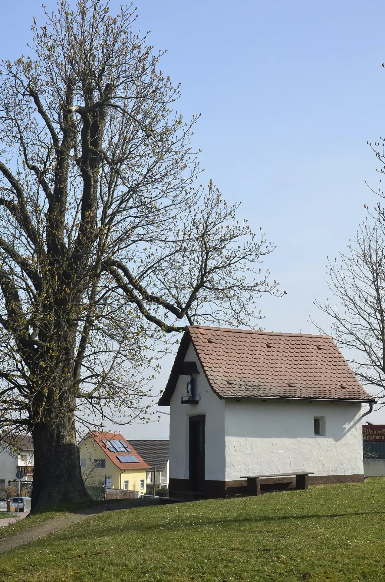 Helgenhäuschen unter einer alten Linde in Freigericht