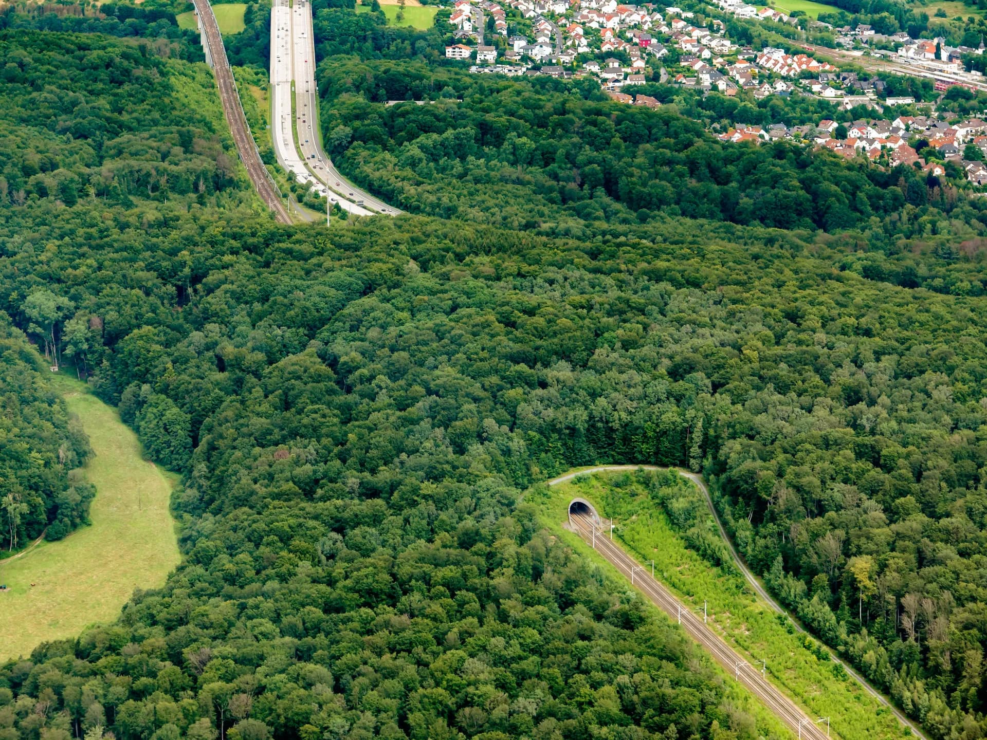 Luftbild des Hellenbergtunnels bei Eppstein
