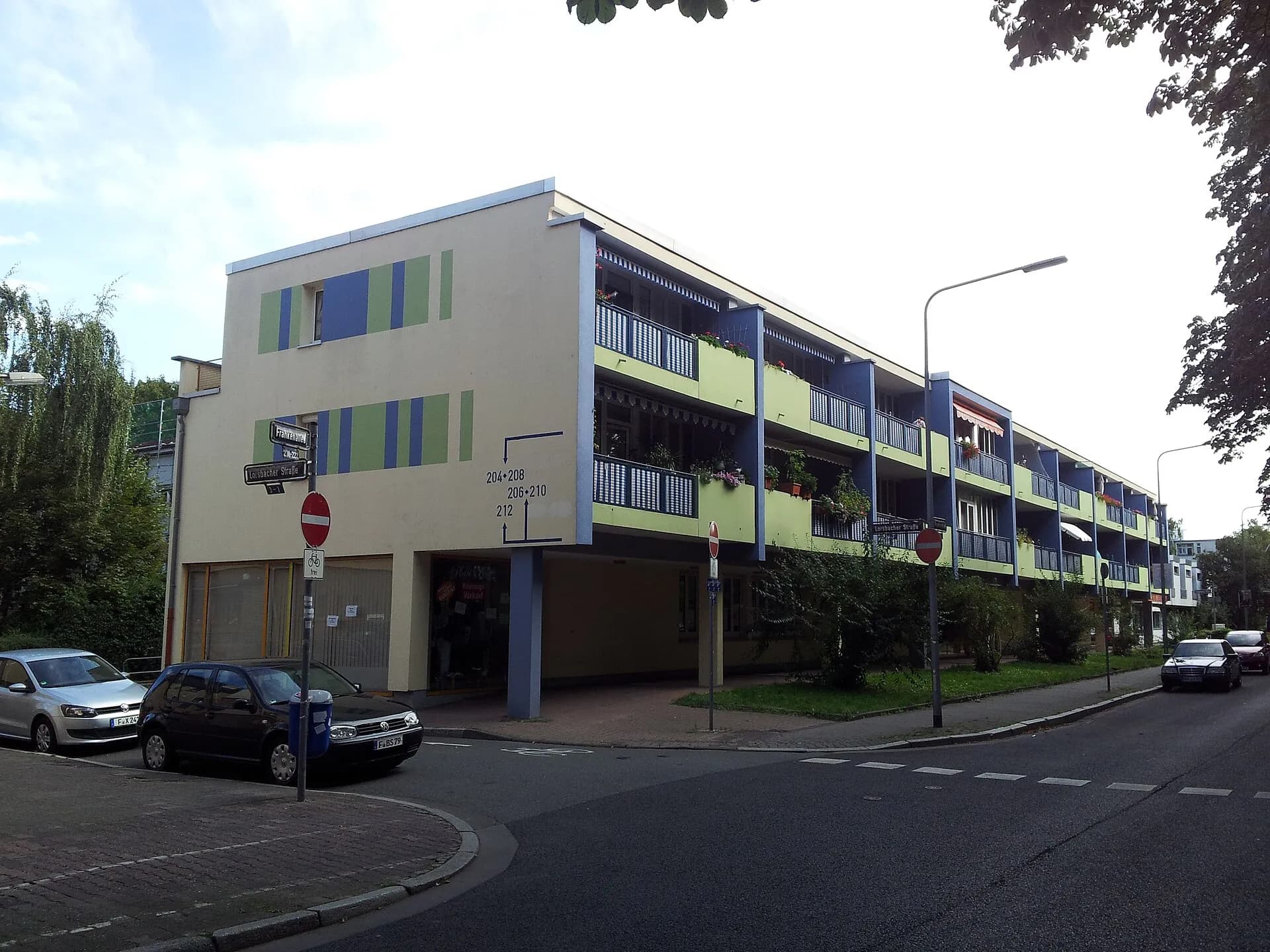 Ladenzeile der Hellerhofsiedlung im Frankfurter Gallus