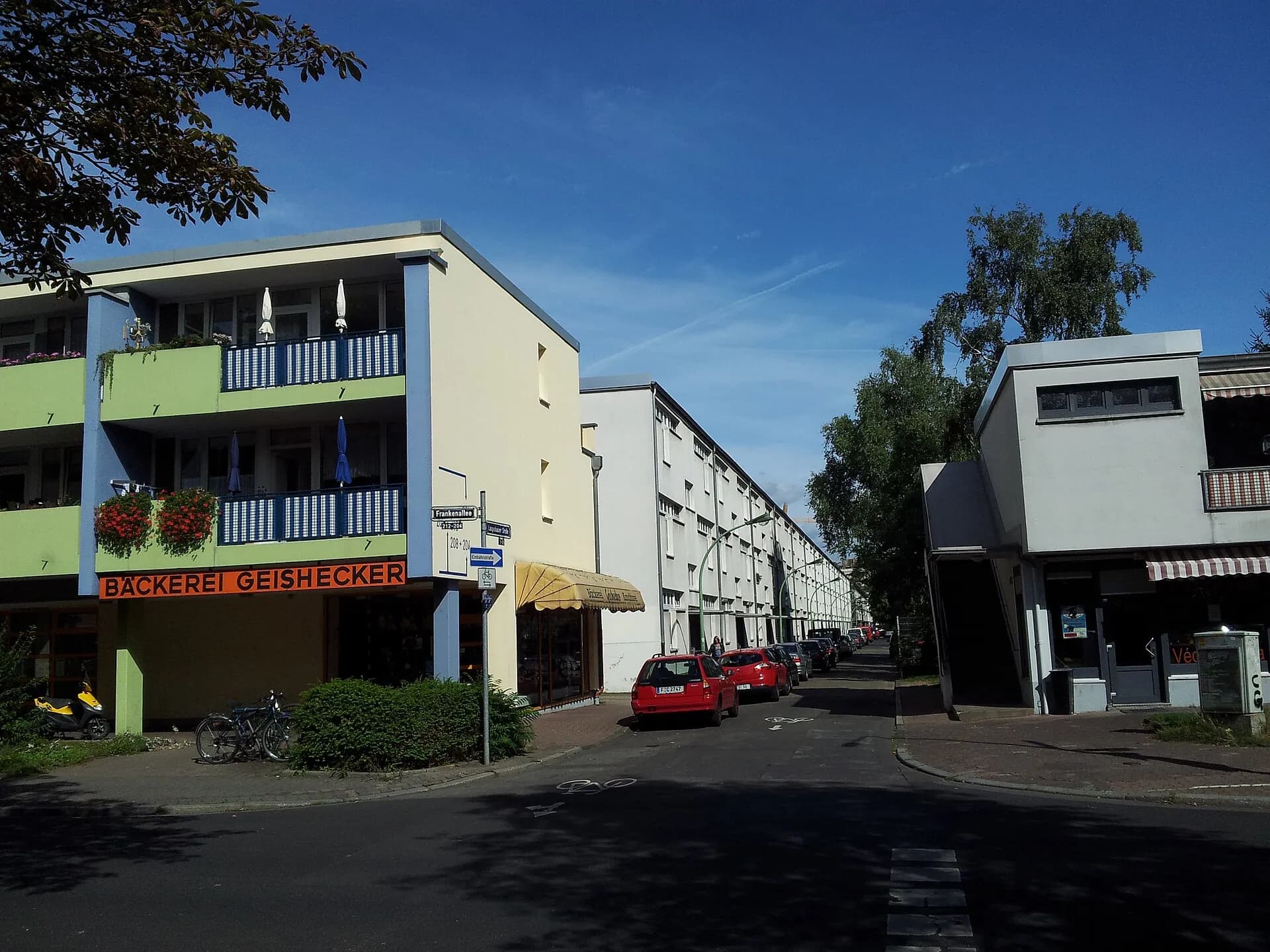 Straßenzug der Hellerhofsiedlung im Frankfurter Gallus