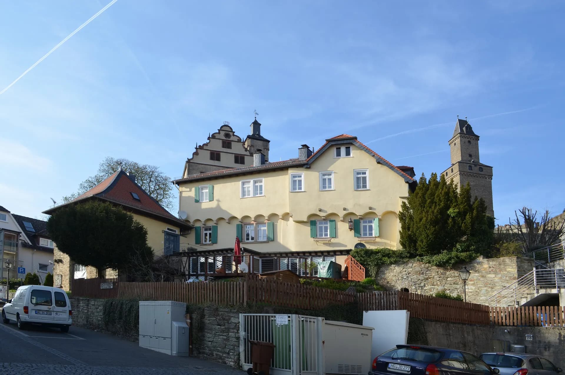 Hellhof mit Burg Kronberg im Hintergrund