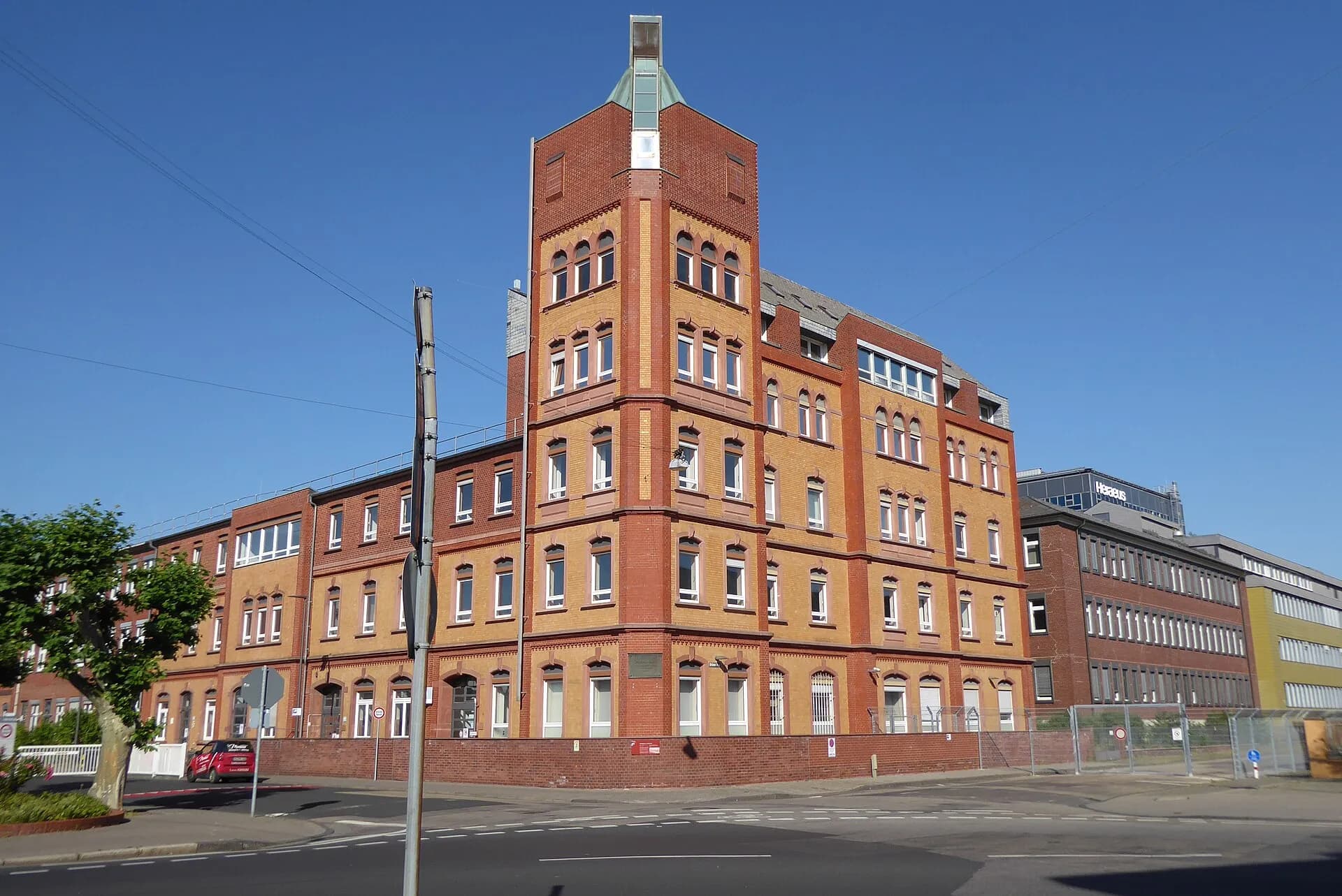 Historisches Backstein-Eckgebäude an der Heraeusstraße in Hanau