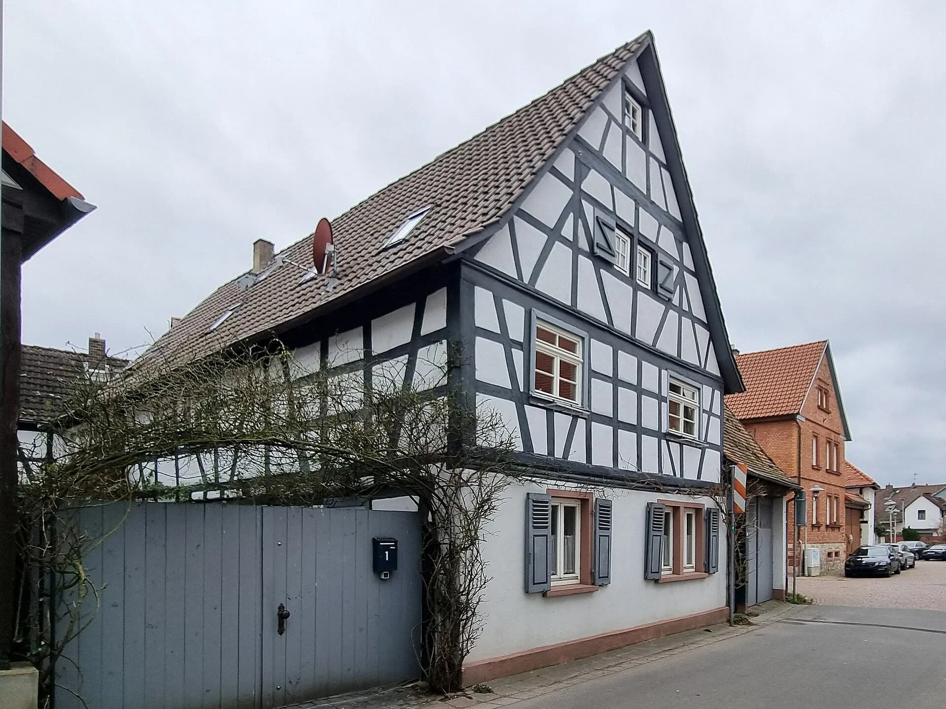 Fachwerkhaus in der Bahnhofstraße 1 in Babenhausen-Hergershausen
