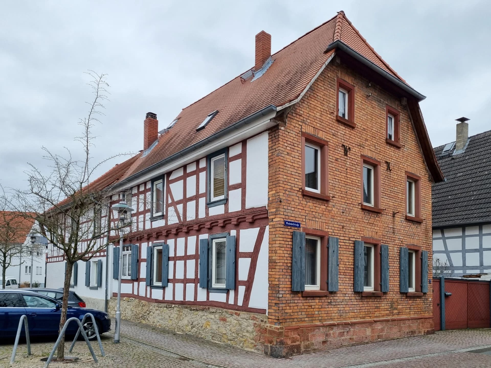 Backstein-Eckhaus in der Bahnhofstraße in Babenhausen-Hergershausen