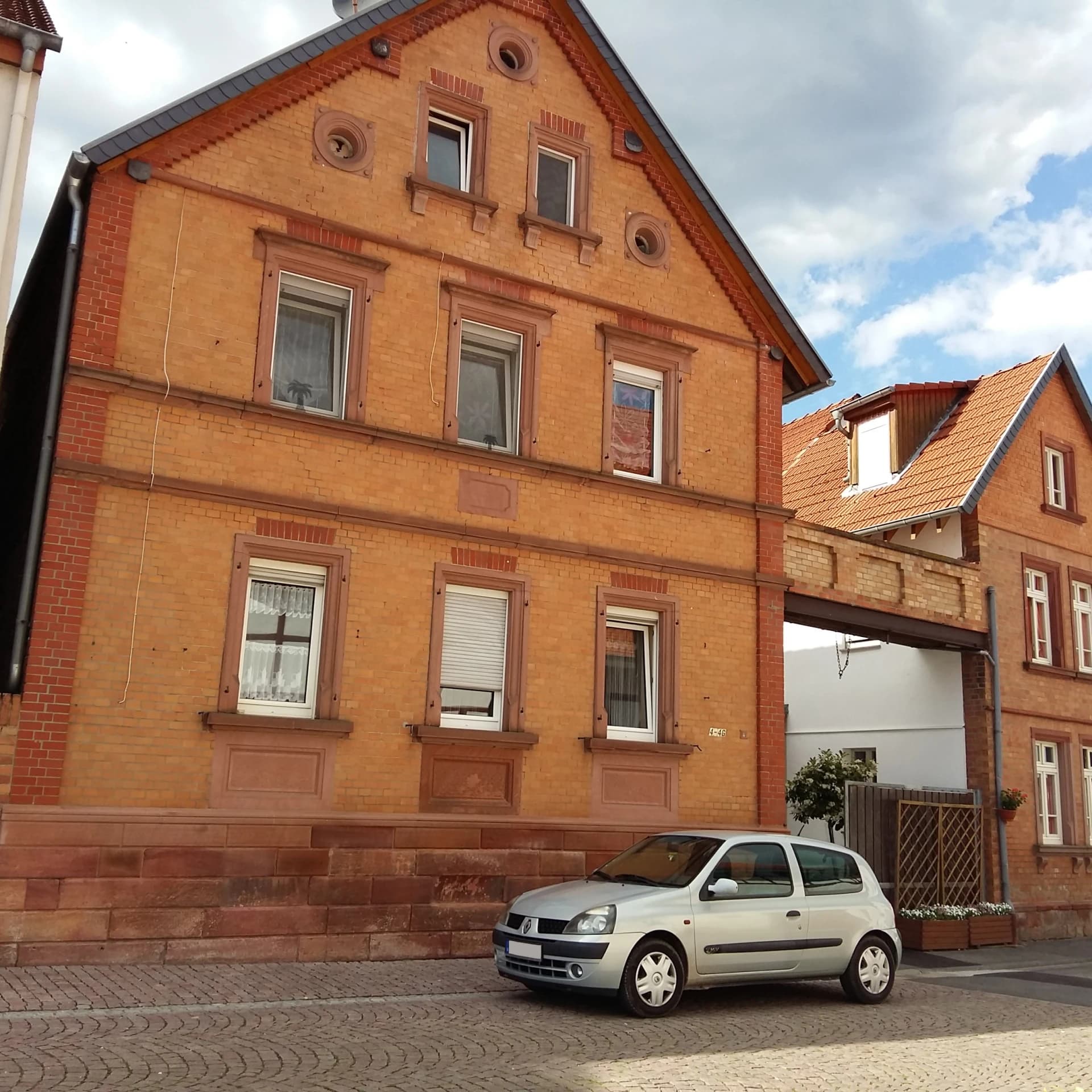 Backsteinhaus in der Rathausstraße in Babenhausen-Hergershausen