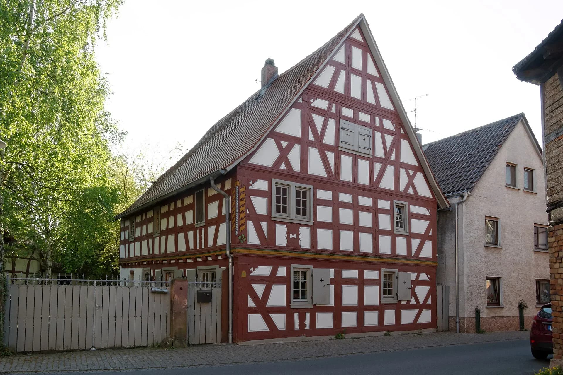 Giebelseite des Fachwerkhauses Rodgaustraße 6 in Babenhausen-Hergershausen