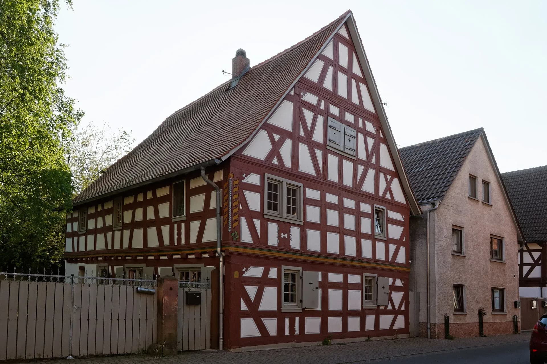 Hofseite des Fachwerkhauses Rodgaustraße 6 in Babenhausen-Hergershausen