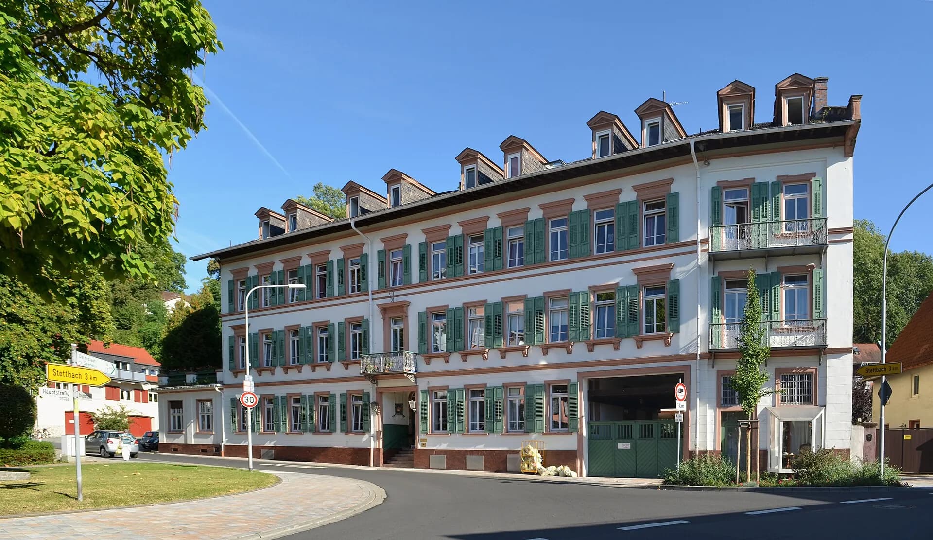 Klassizistisches Herrenhaus in der Hauptstraße im Ortsteil Jugenheim in Seeheim-Jugenheim
