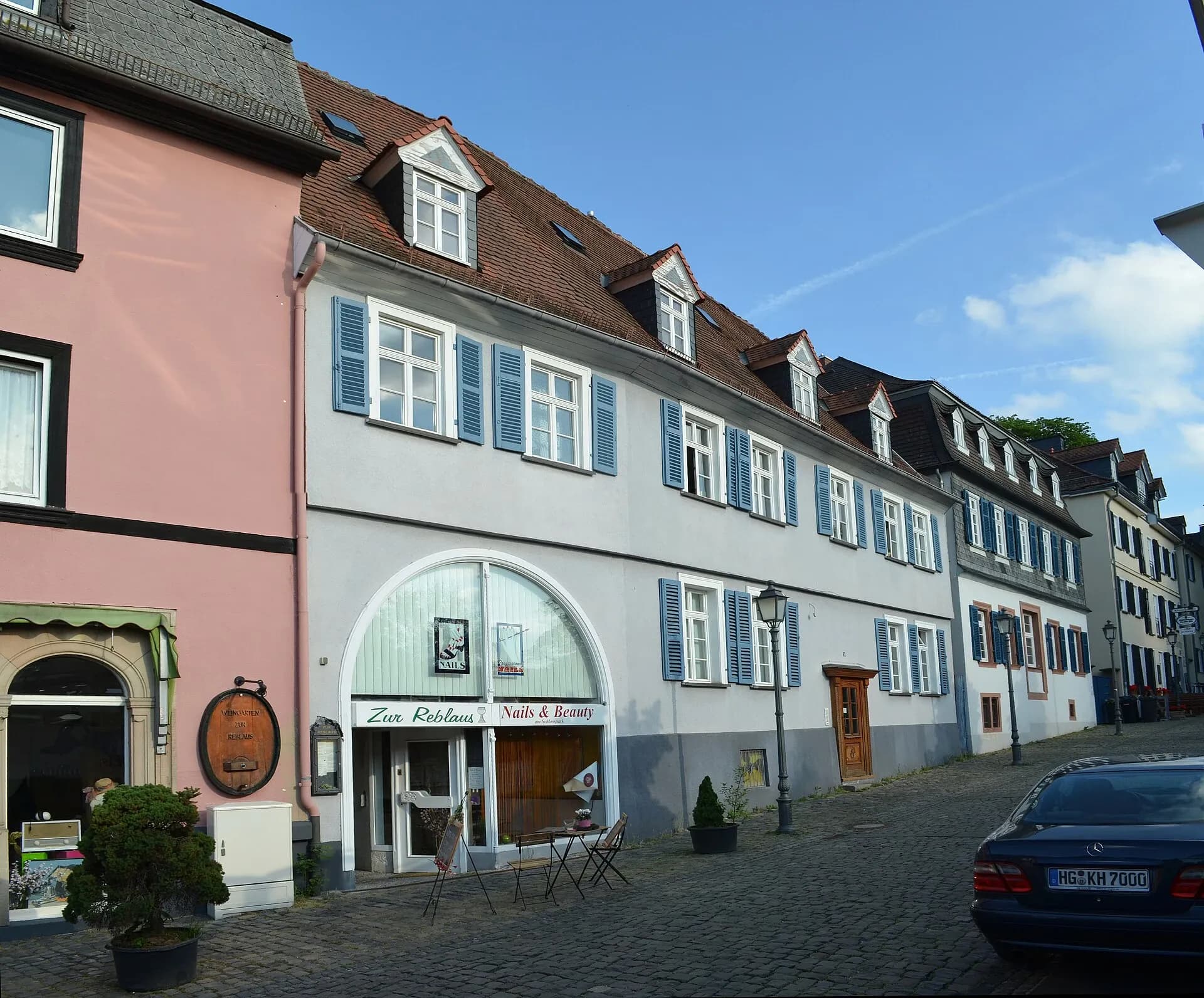 Pastellfarbene Häuserzeile in der Herrngasse in Bad Homburg