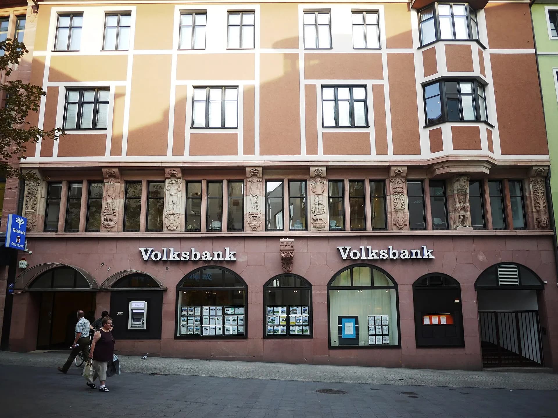 Geschäftshaus mit Atlanten in der Herstallstraße 26 in Aschaffenburg