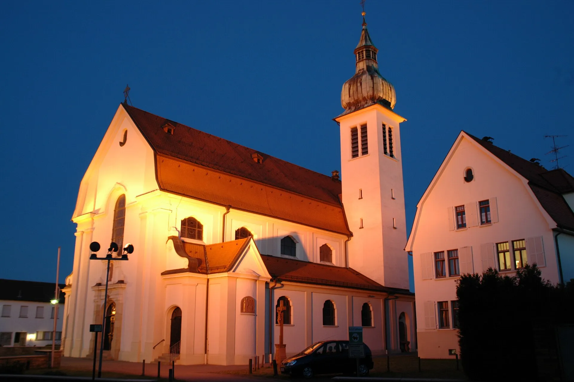 Herz-Jesu-Kirche in Obertshausen am Abend