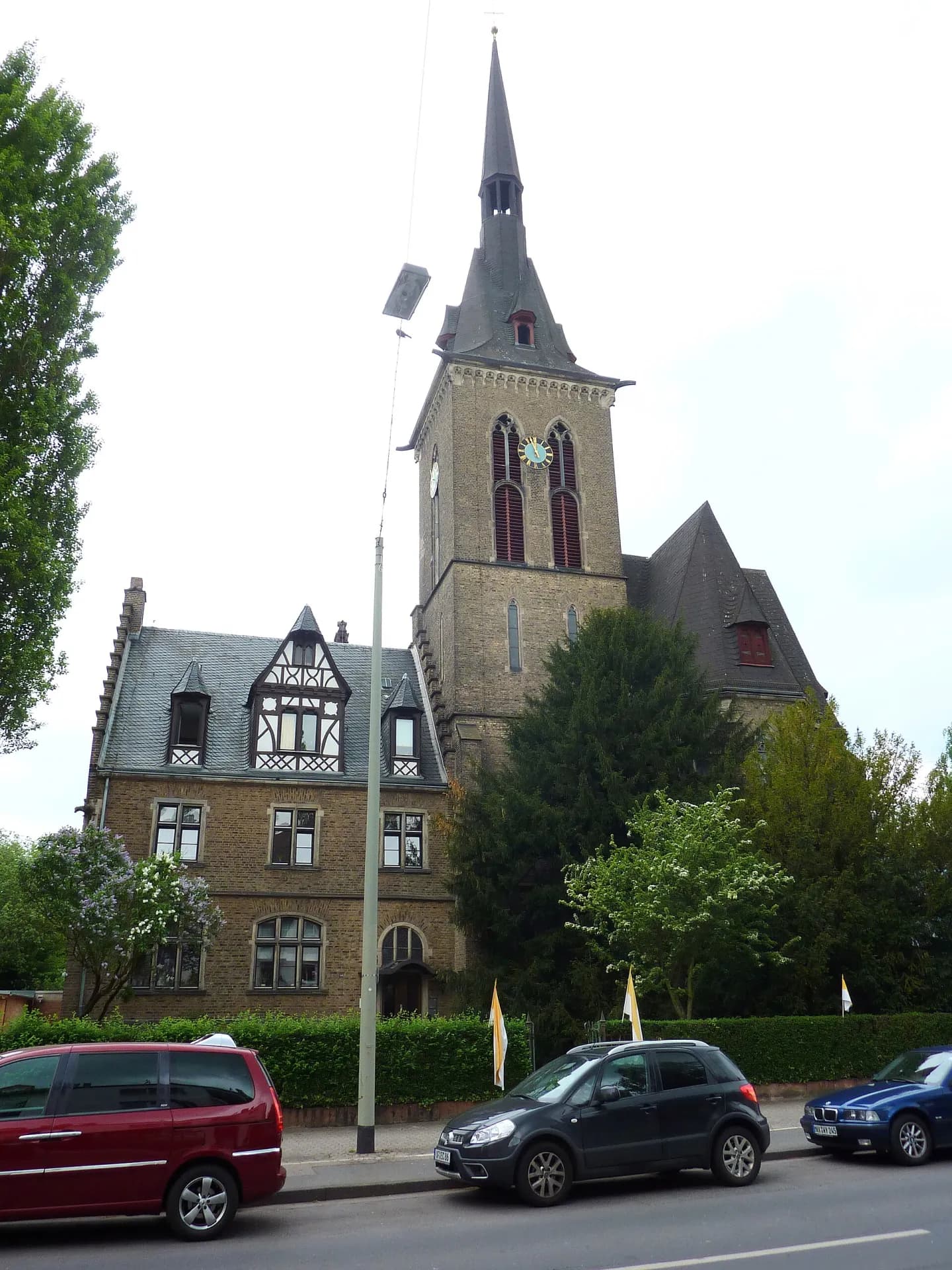 Ostseite der Herz-Jesu-Kirche in Frankfurt Fechenheim