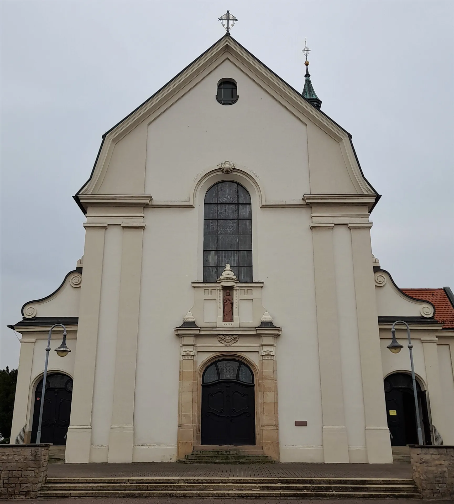 Eingangsportal der Herz-Jesu-Kirche in Obertshausen