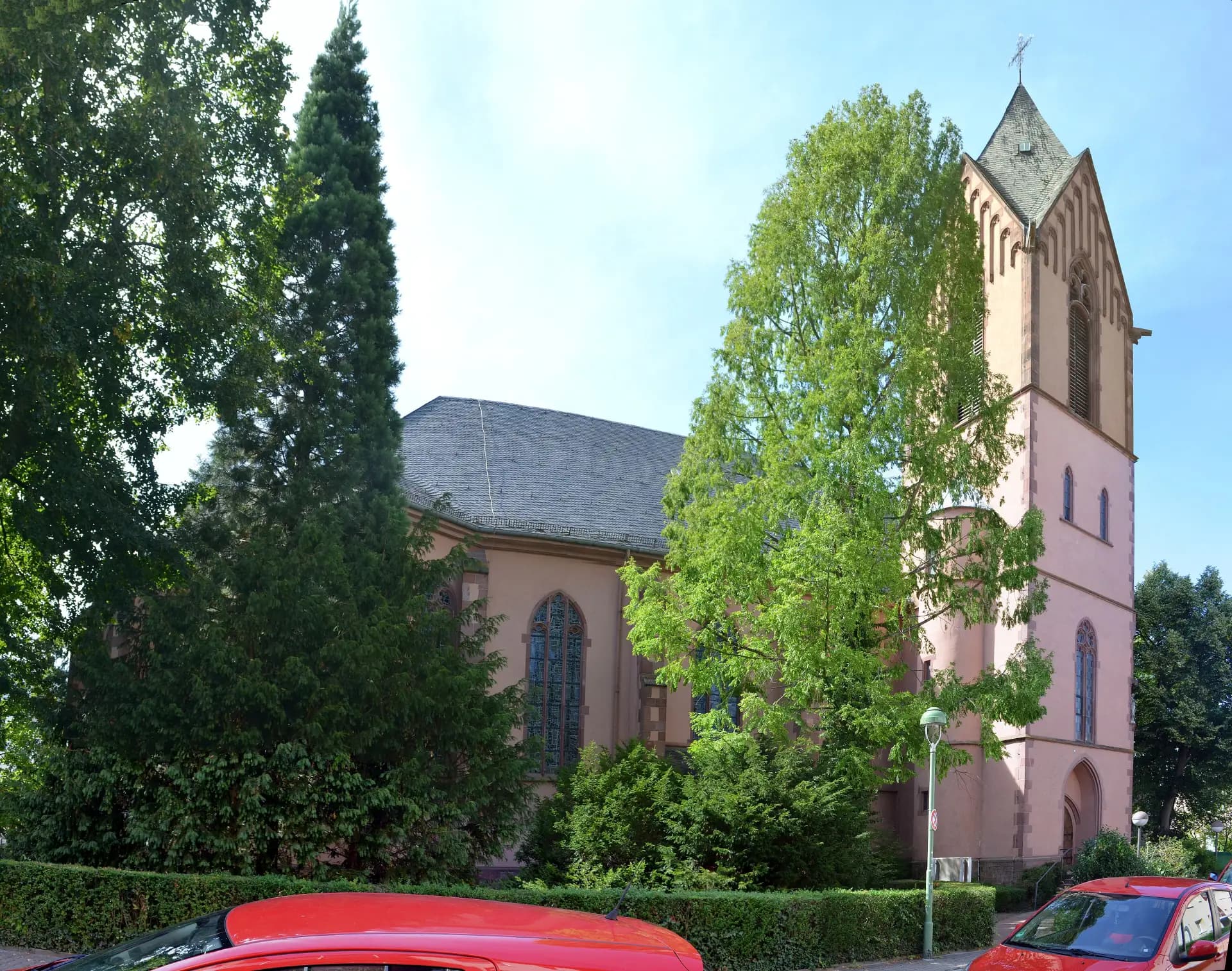 Herz-Jesu-Kirche von der Seite in Frankfurt-Oberrad