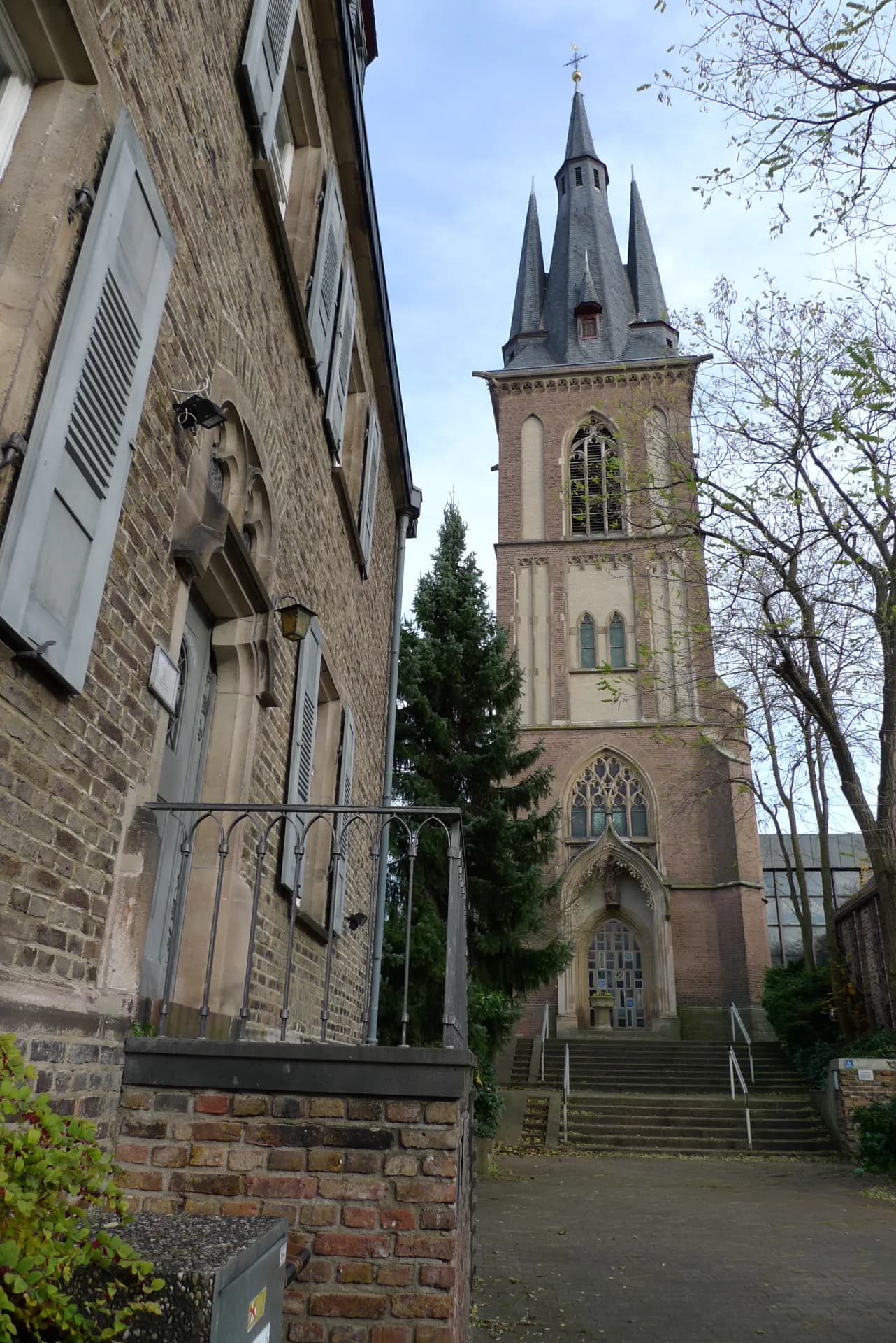 Herz-Jesu-Kirche von der Seite in Frankfurt Eckenheim