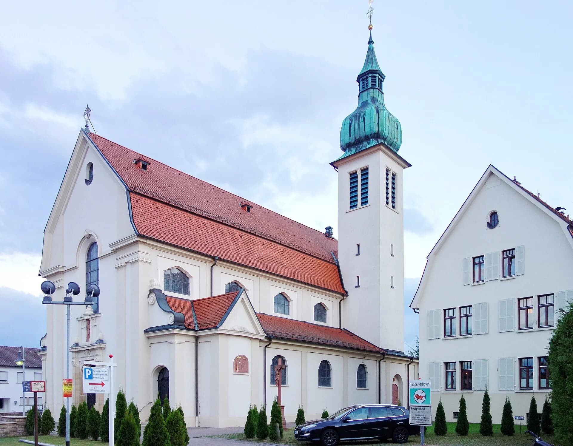 Seitenansicht der Herz-Jesu-Kirche in Obertshausen