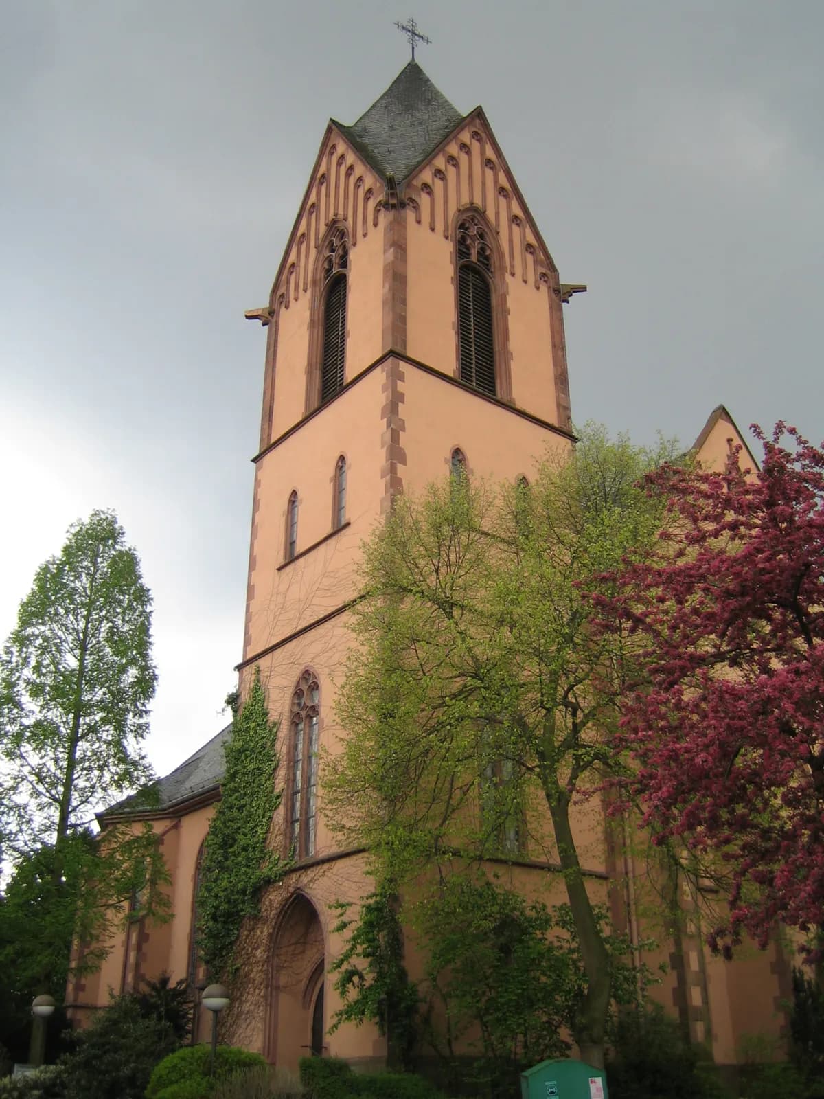 Turm der Herz-Jesu-Kirche in Frankfurt-Oberrad