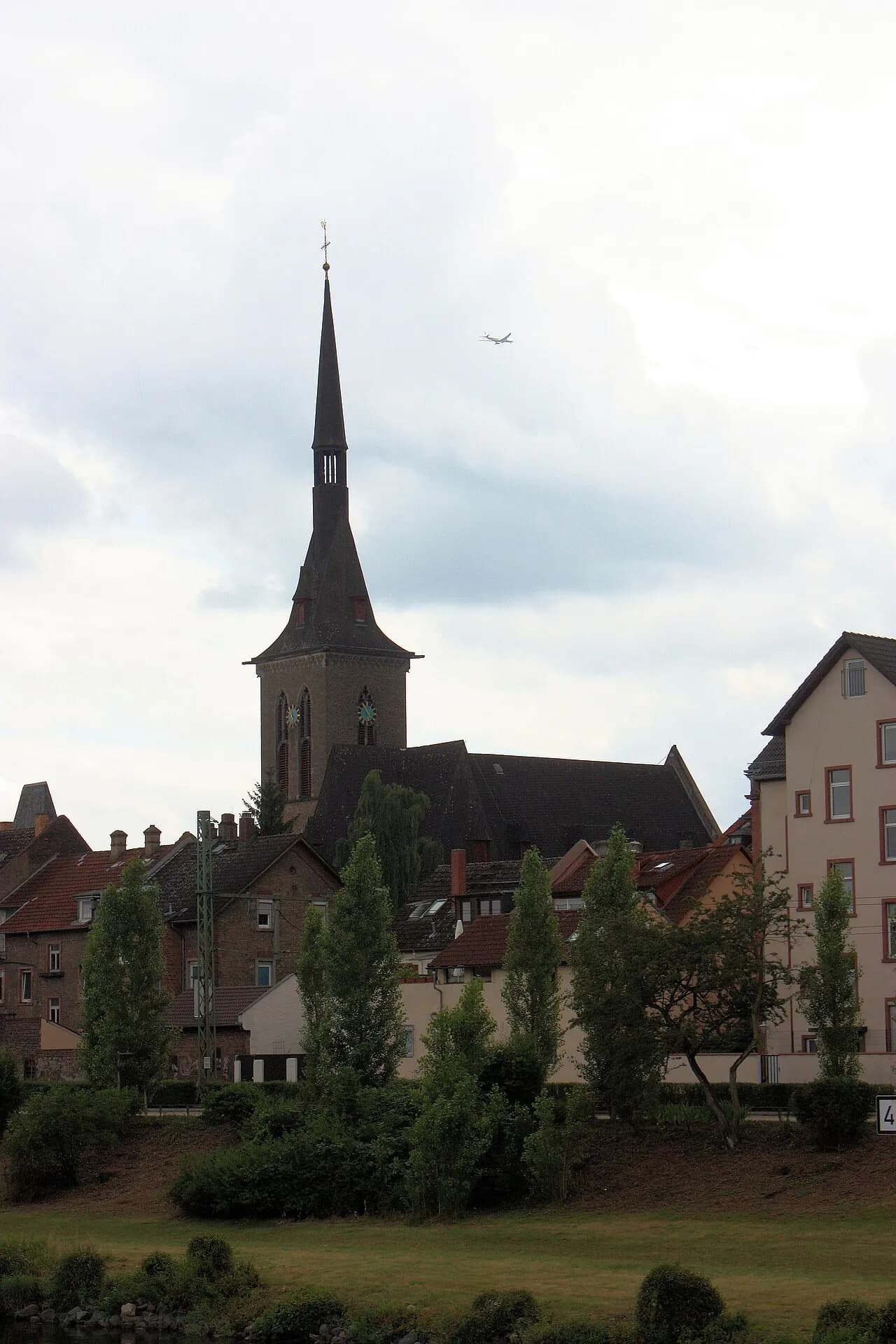 Herz-Jesu-Kirche über den Mainwiesen in Frankfurt Fechenheim